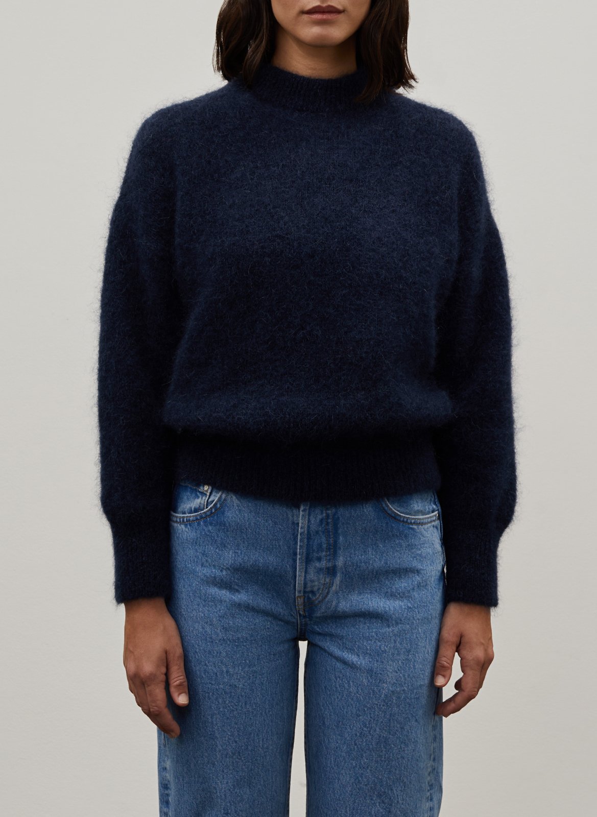 Caissa - Wollstrickpullover mit V-Ausschnitt und Details SURPRISE
