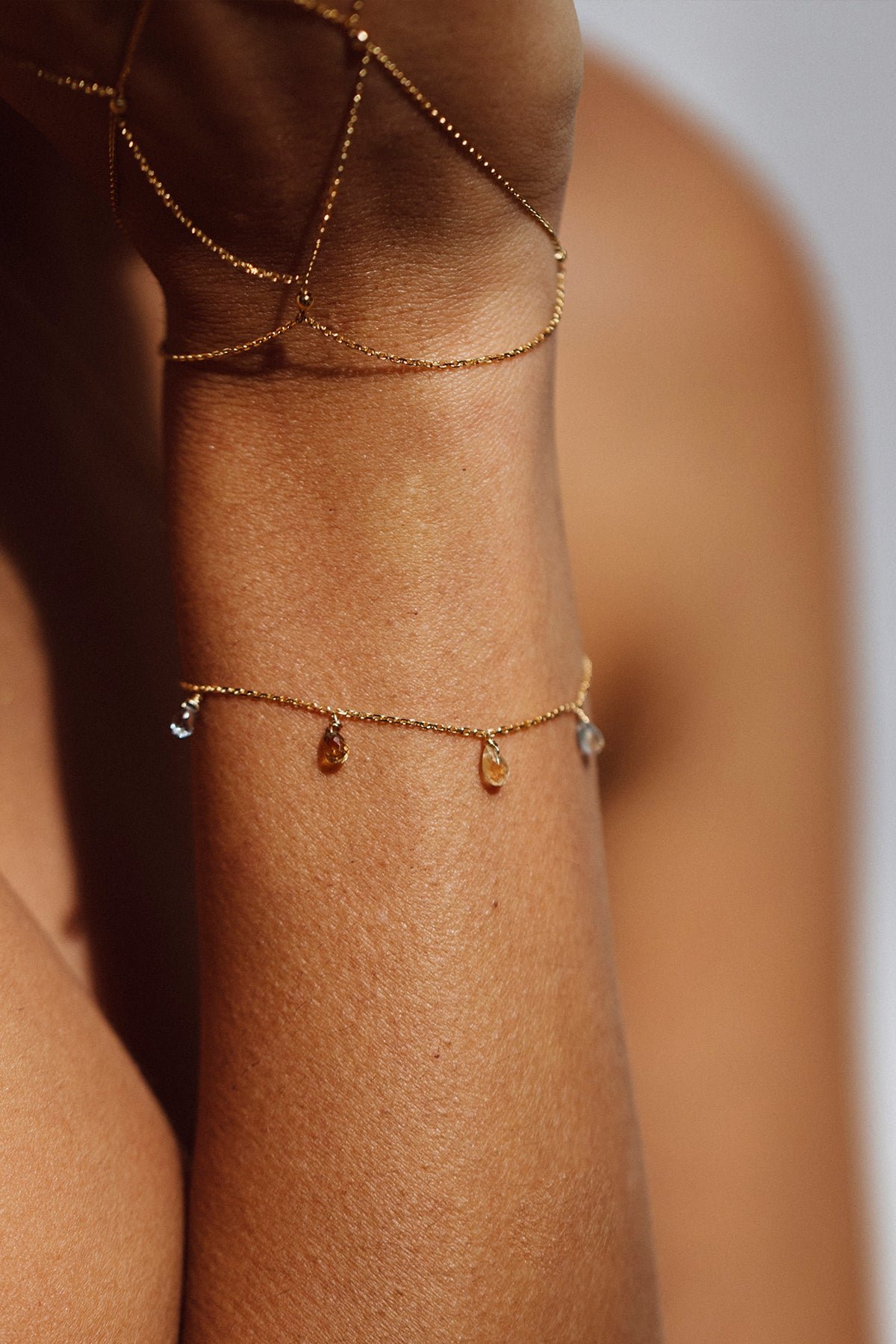 Sofia 750 gold chain bracelet with sapphire pendant YAY Blue