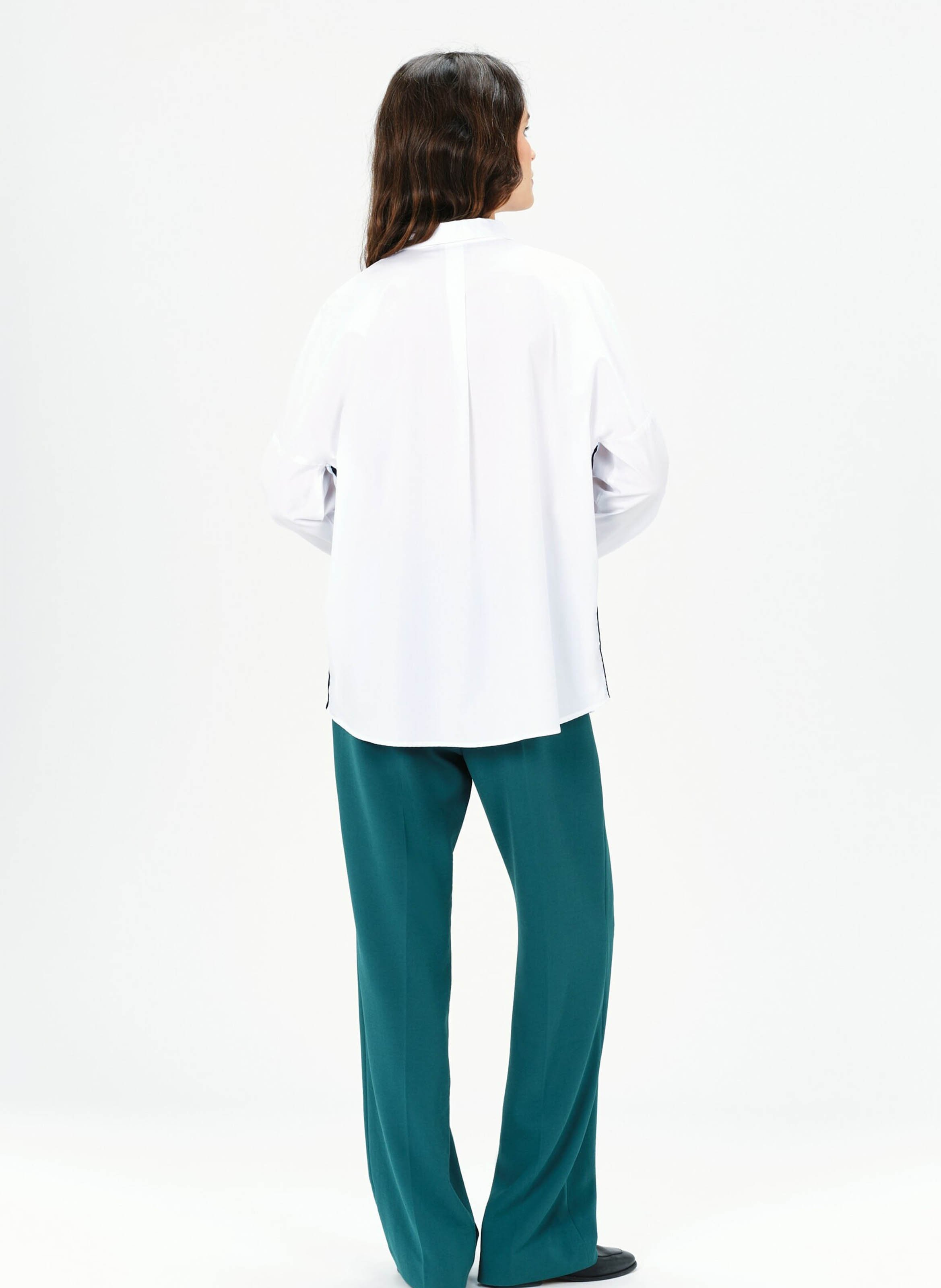 Ruimvallende blouse met Italiaanse kraag en driekleurige streep Wit