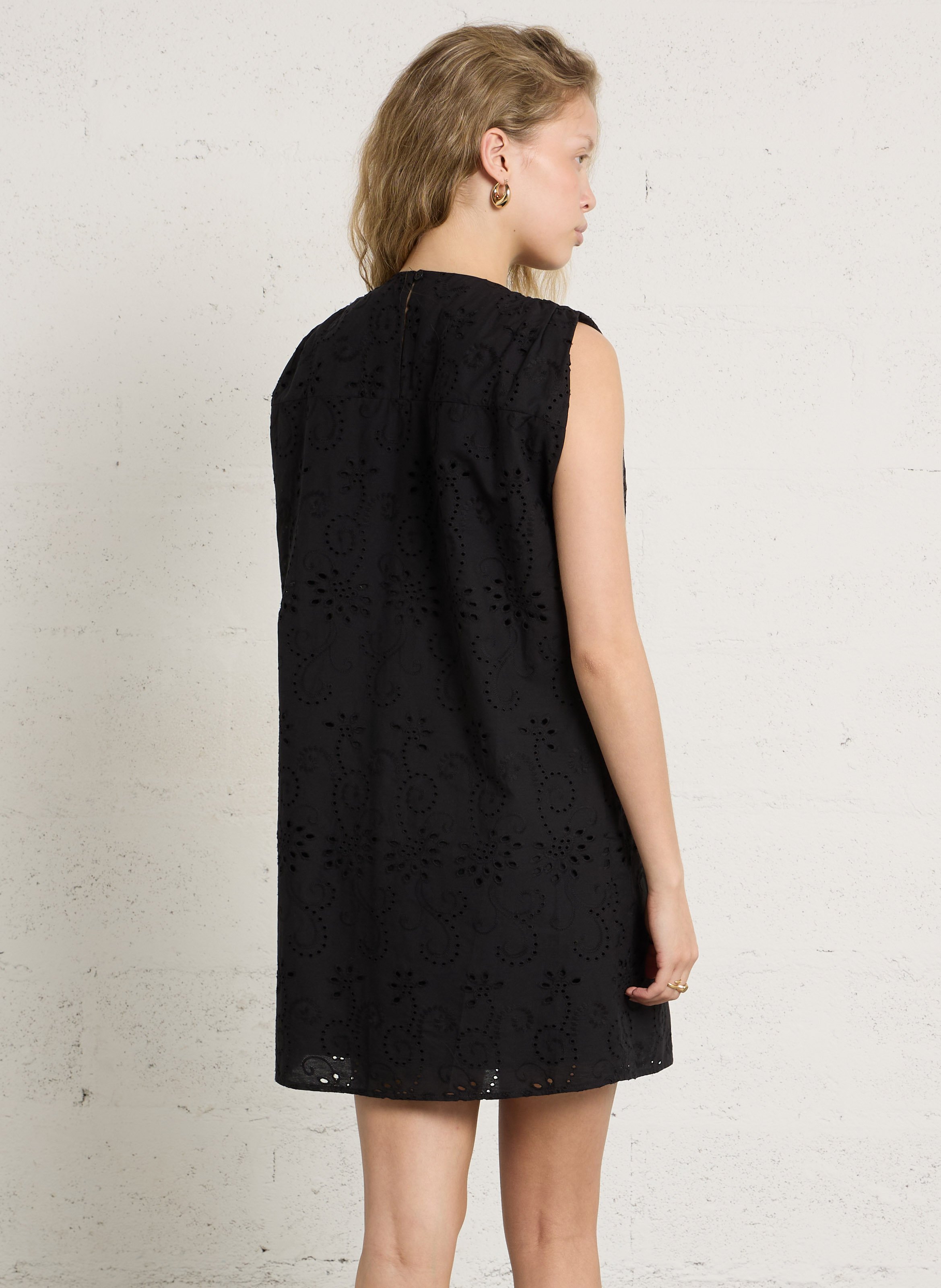 Korte mouwloze jurk met borduursels THE KORNER Zwart