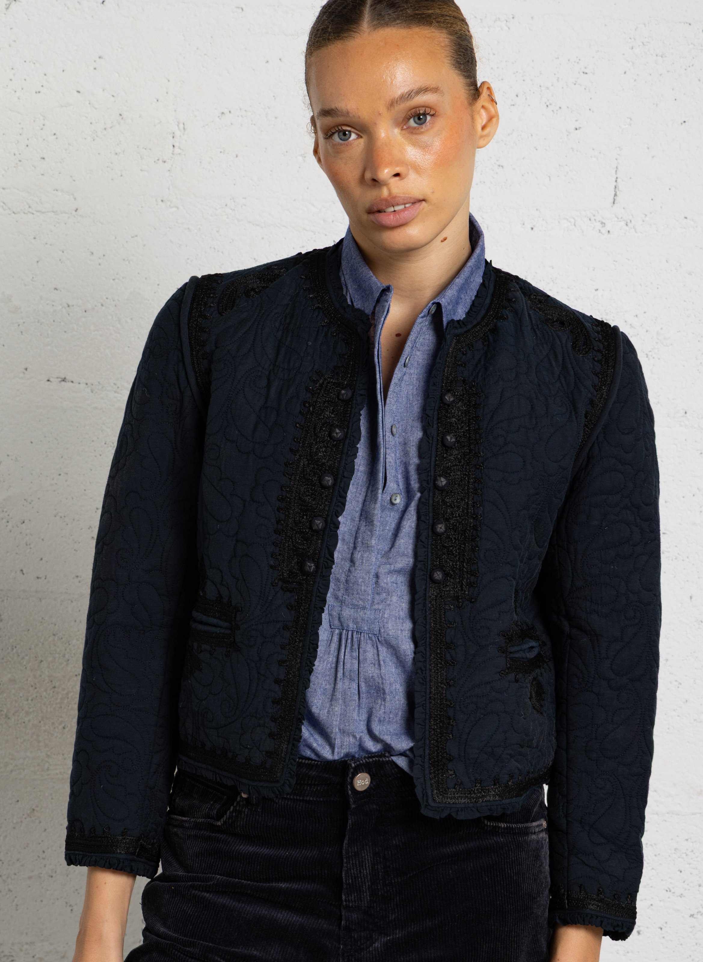 Veste droite col rond surpiquée avec broderie MAISON HOTEL Bleu