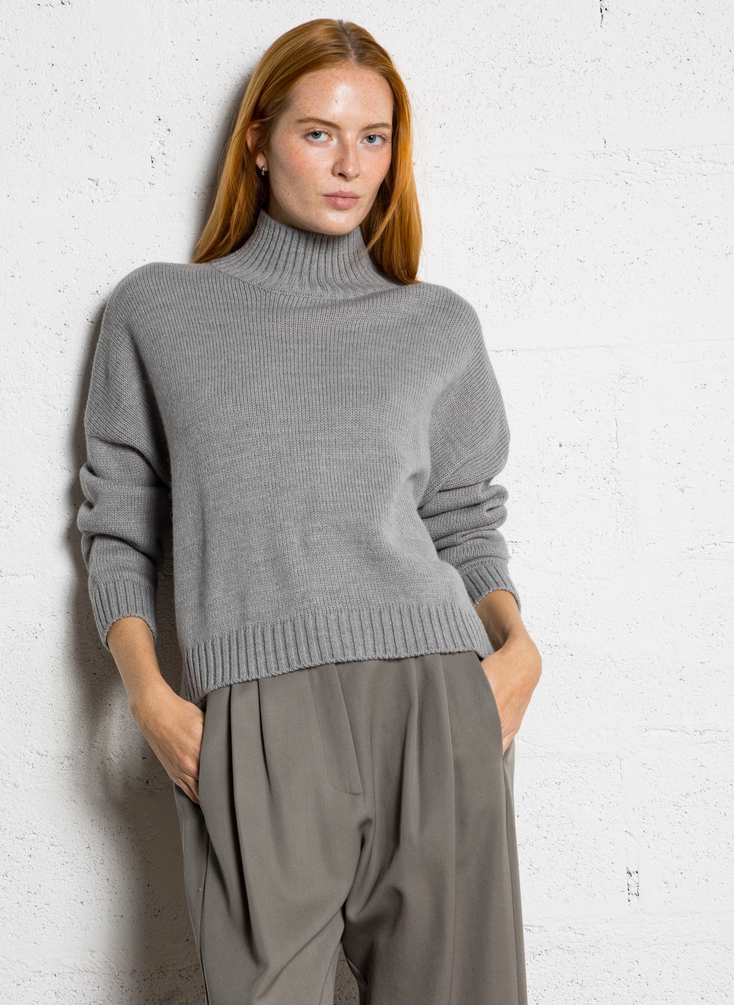 Weiter Pullover mit hohem Rollkragen aus Alpakamischung MASSCOB Silber