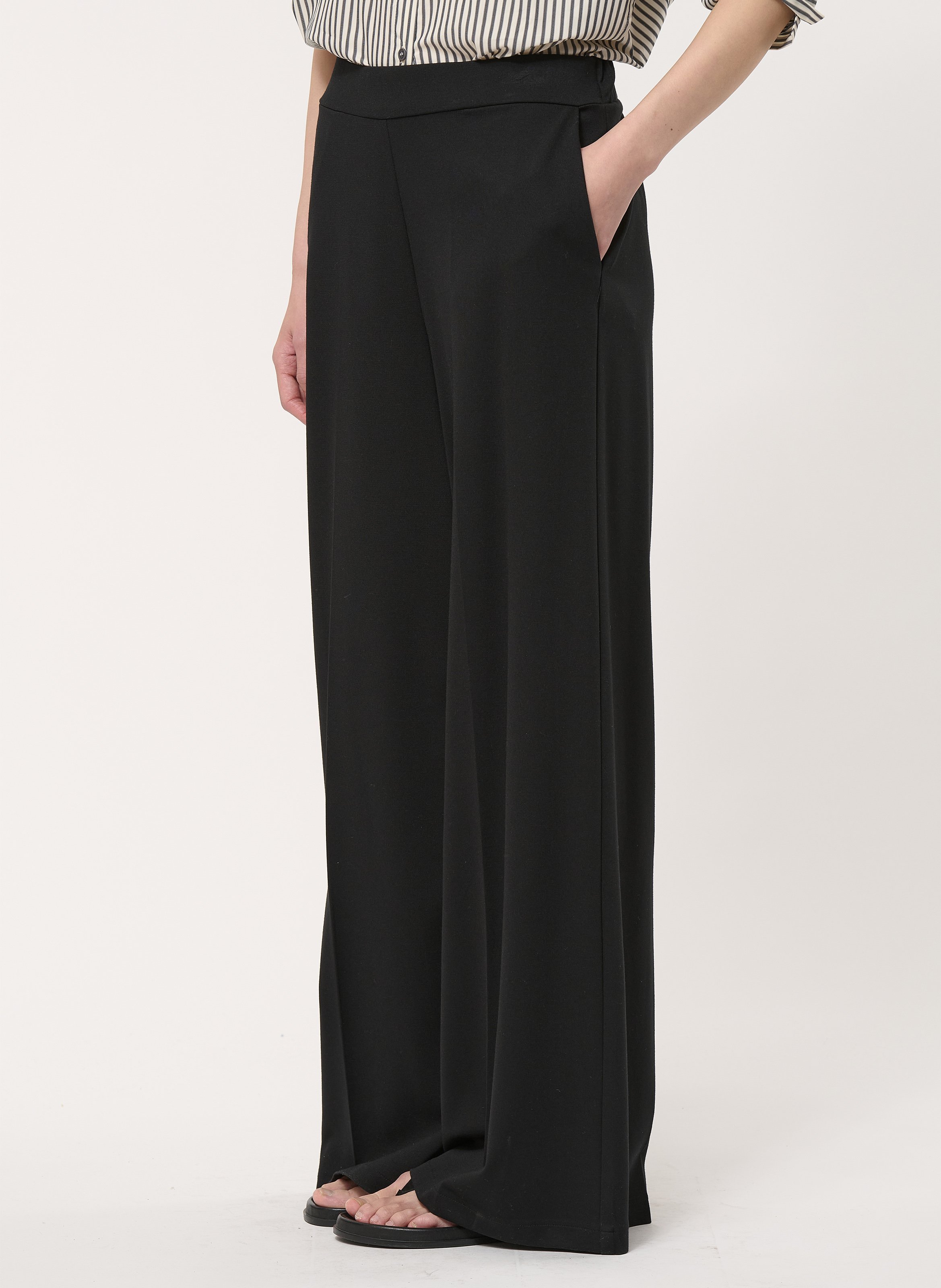 Hoch sitzende weite Hose HUMILITY Schwarz