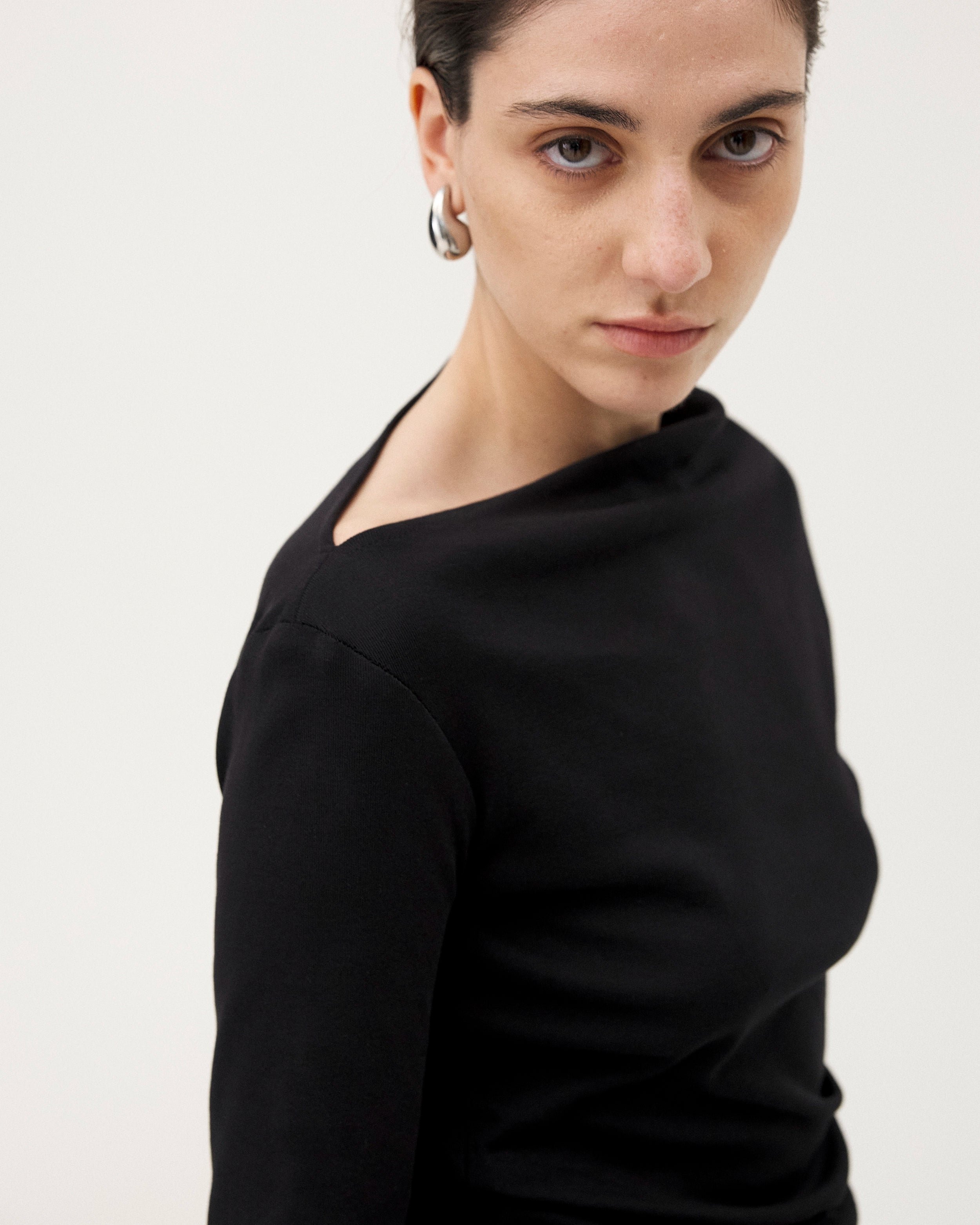Asymmetrical top Elia Noyoco Black