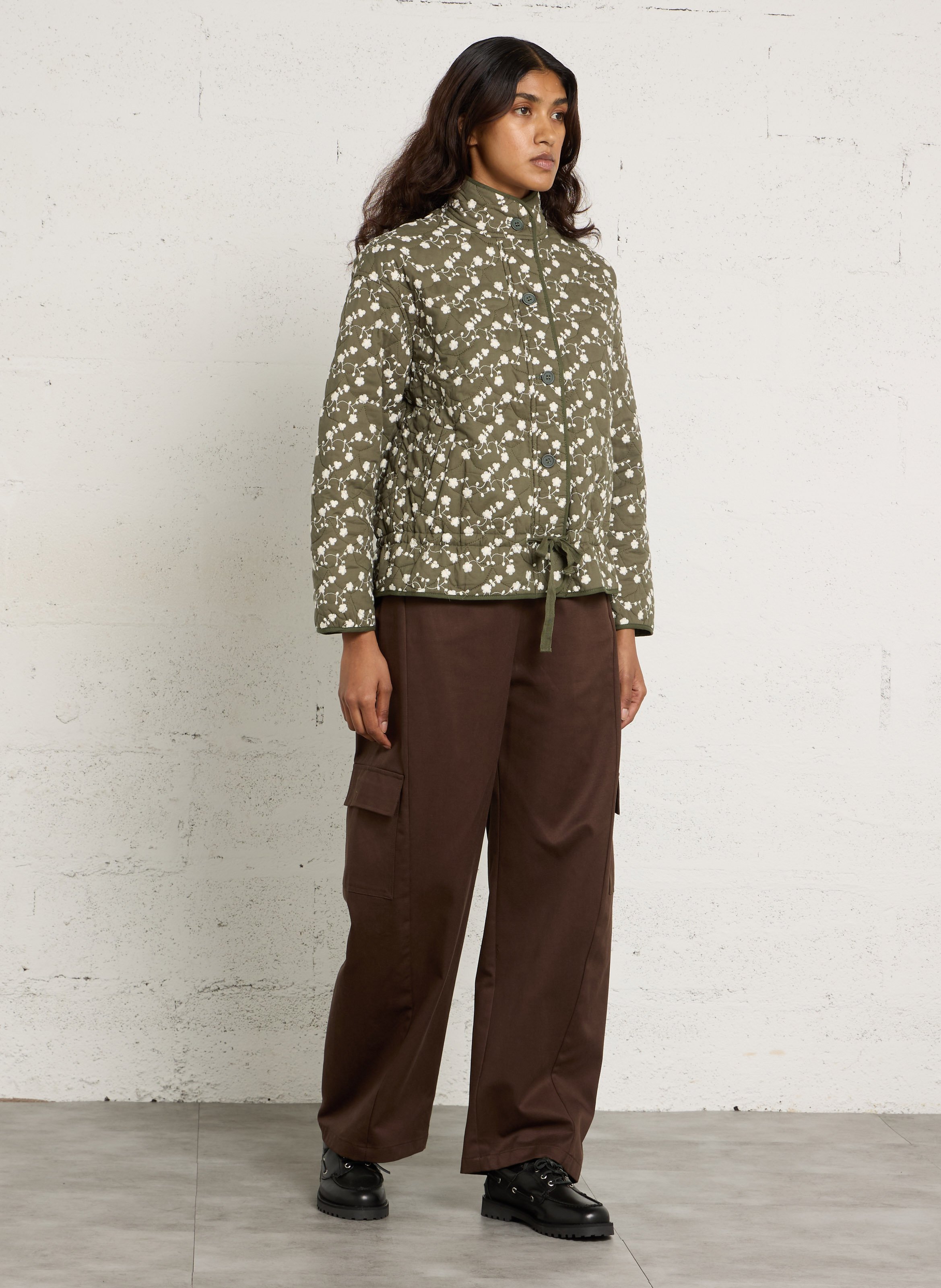Gerade geschnittene Jacke mit Stehkragen und Stickerei THE KORNER Khaki