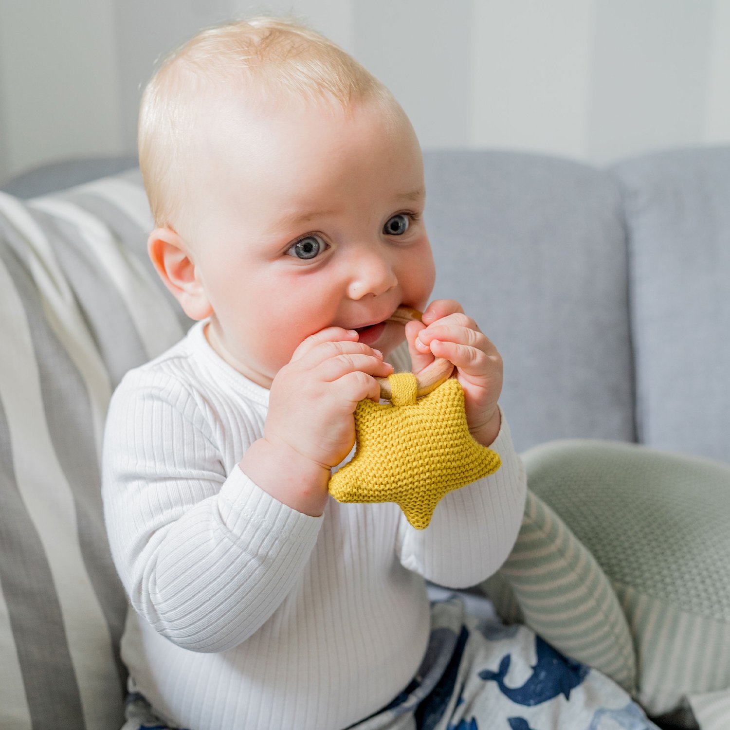 Crochet star grasping toy KINDSGUT Yellow
