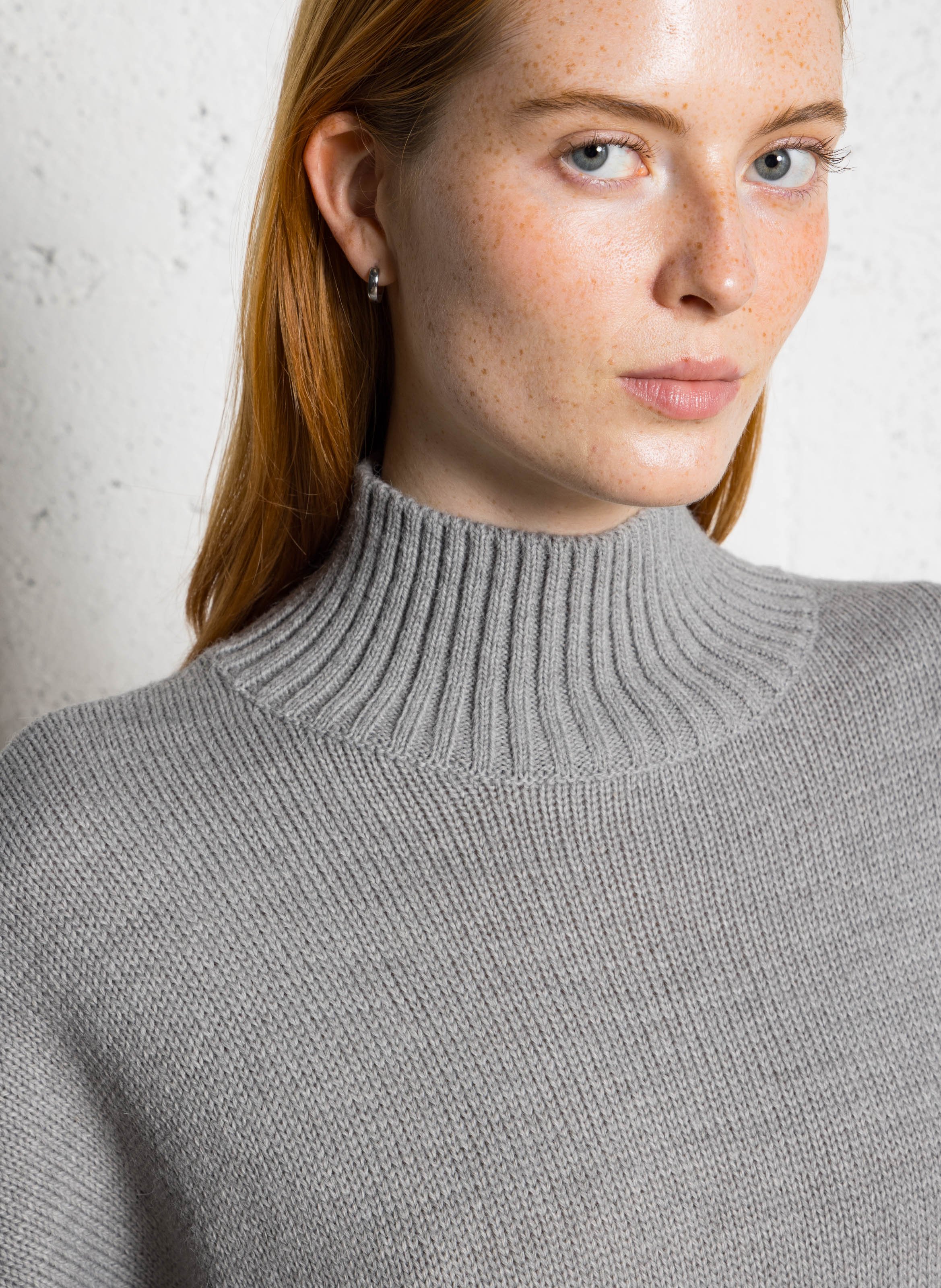 Weiter Pullover mit hohem Rollkragen aus Alpakamischung MASSCOB Silber