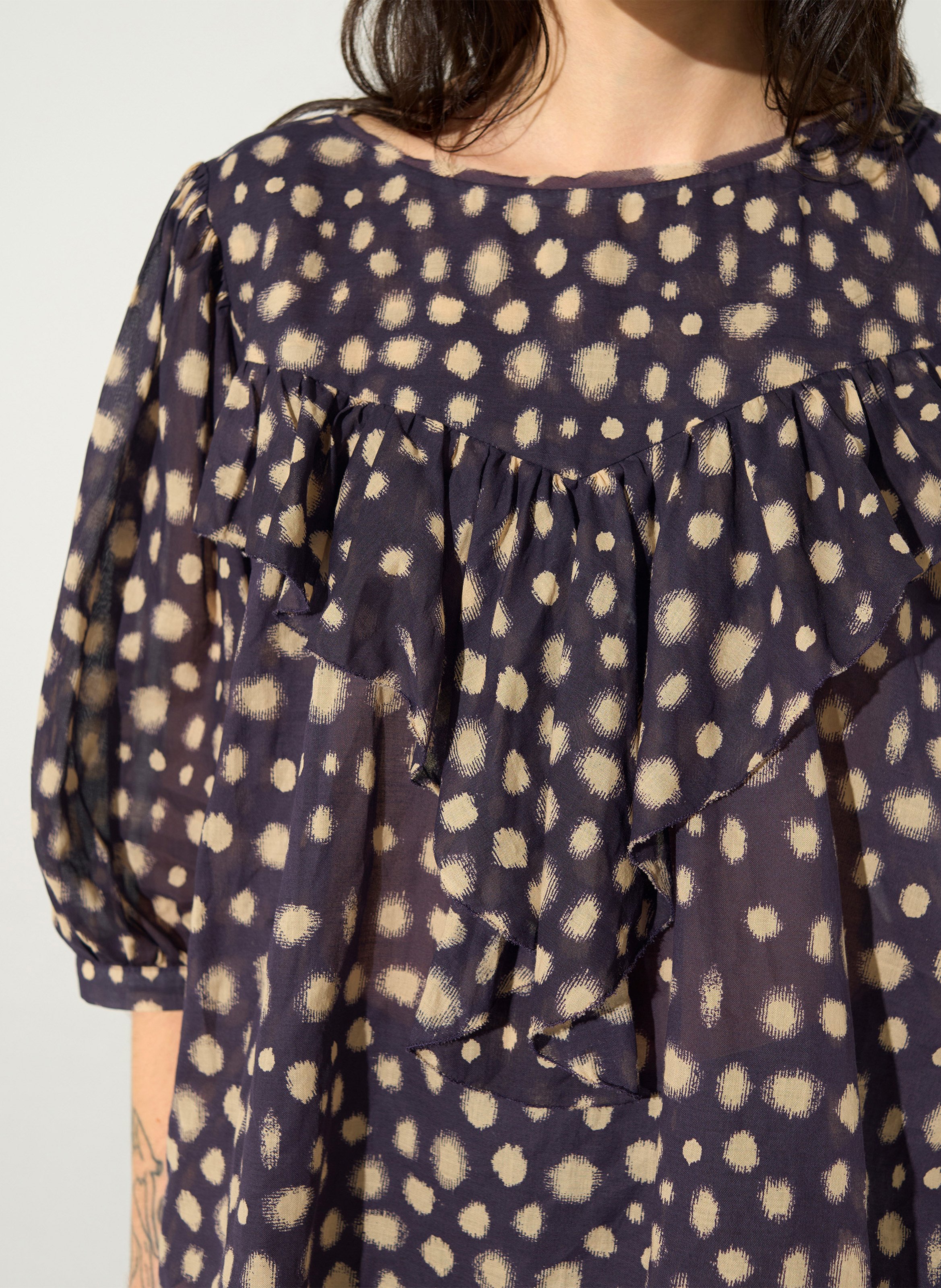 Top de cuello de barco de lunares COTELAC Morado