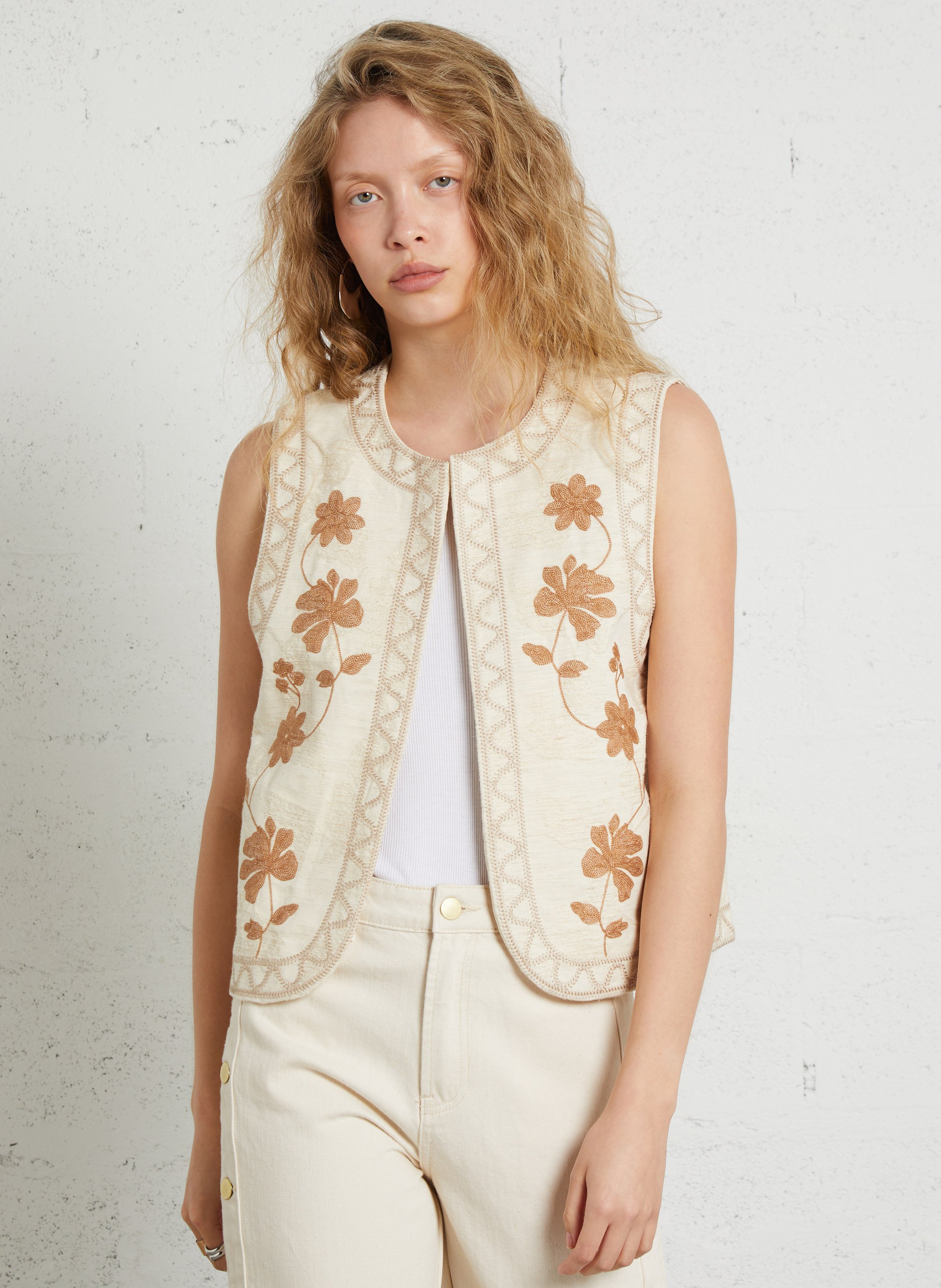 Kort, mouwloos vest met borduurwerk THE KORNER Wit
