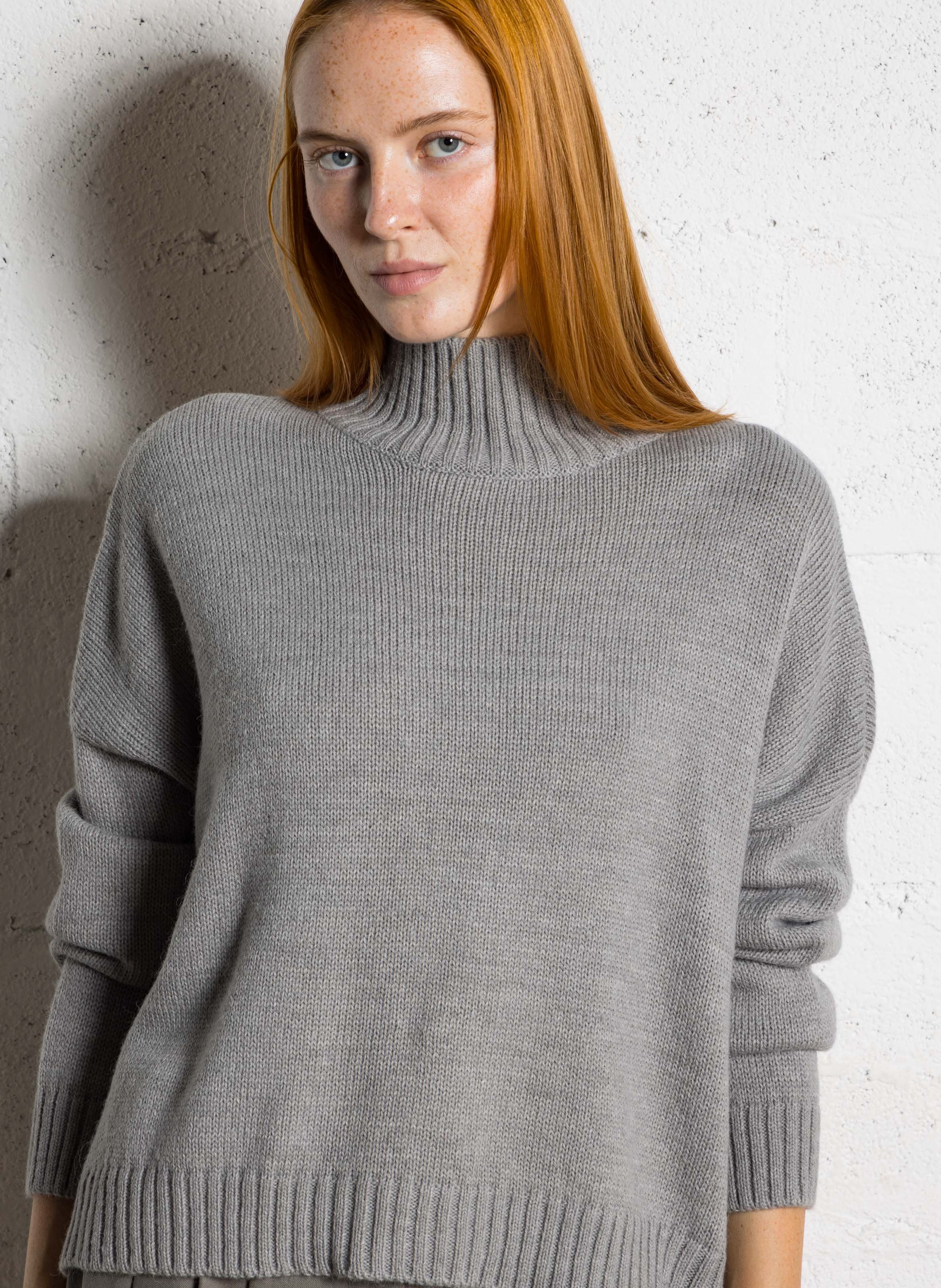 Weiter Pullover mit hohem Rollkragen aus Alpakamischung MASSCOB Silber