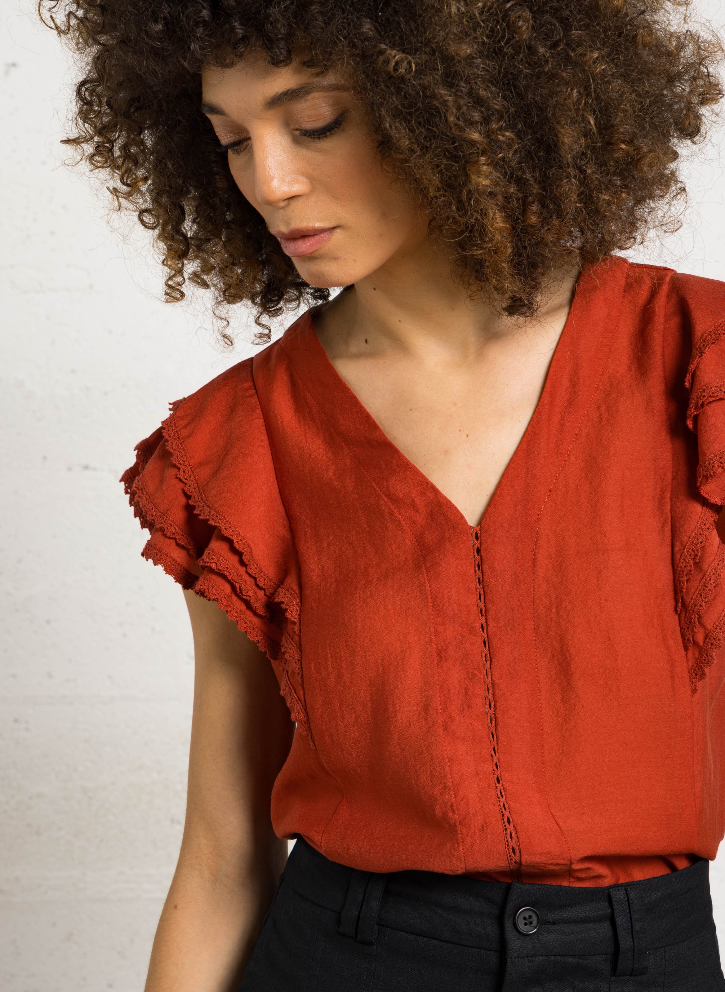 Gerade geschnittenes Top mit V-Ausschnitt THE KORNER