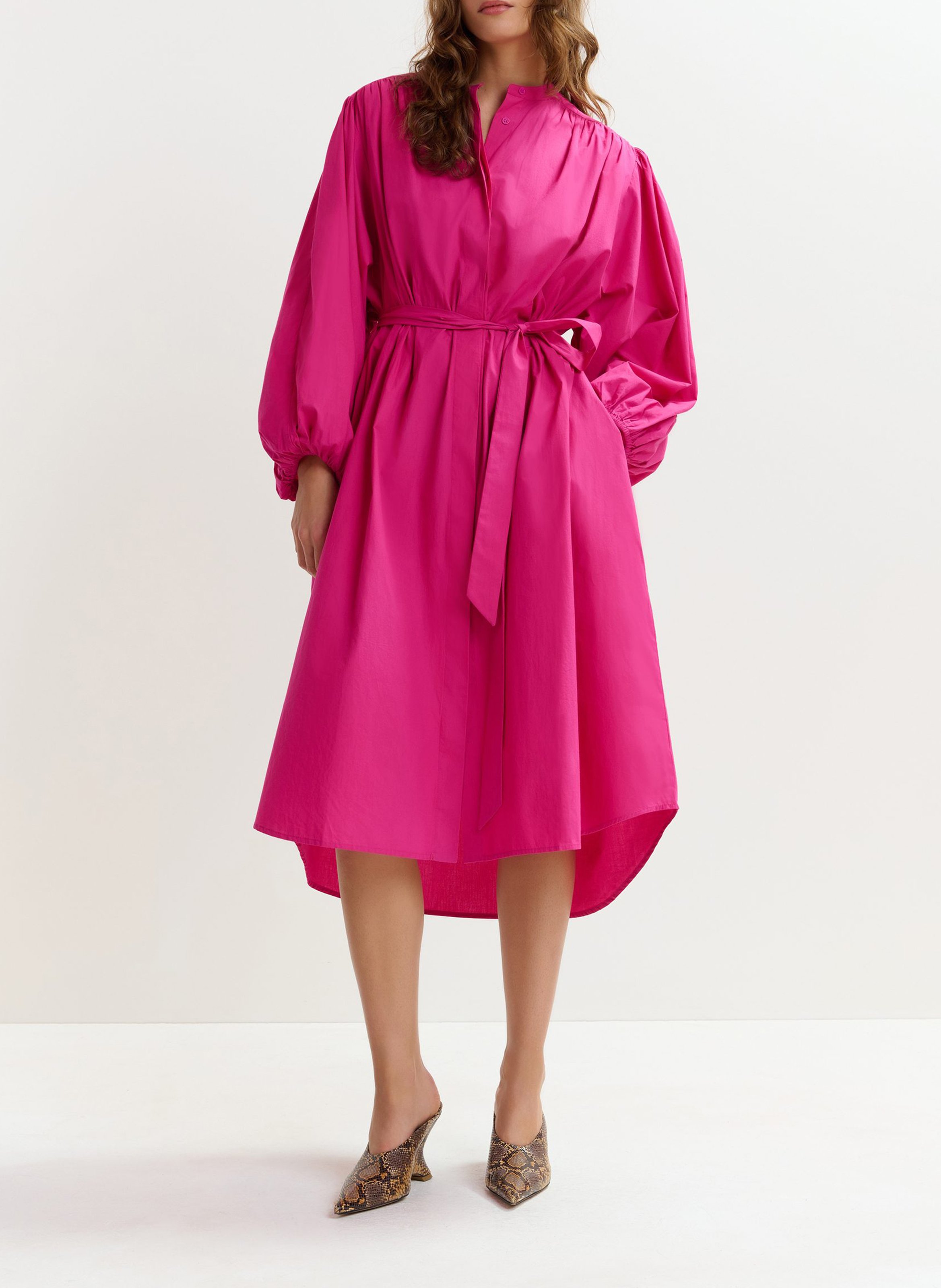 Loose fit midi dress with round neckline and belted waist. ESSENTIEL ANTWERP