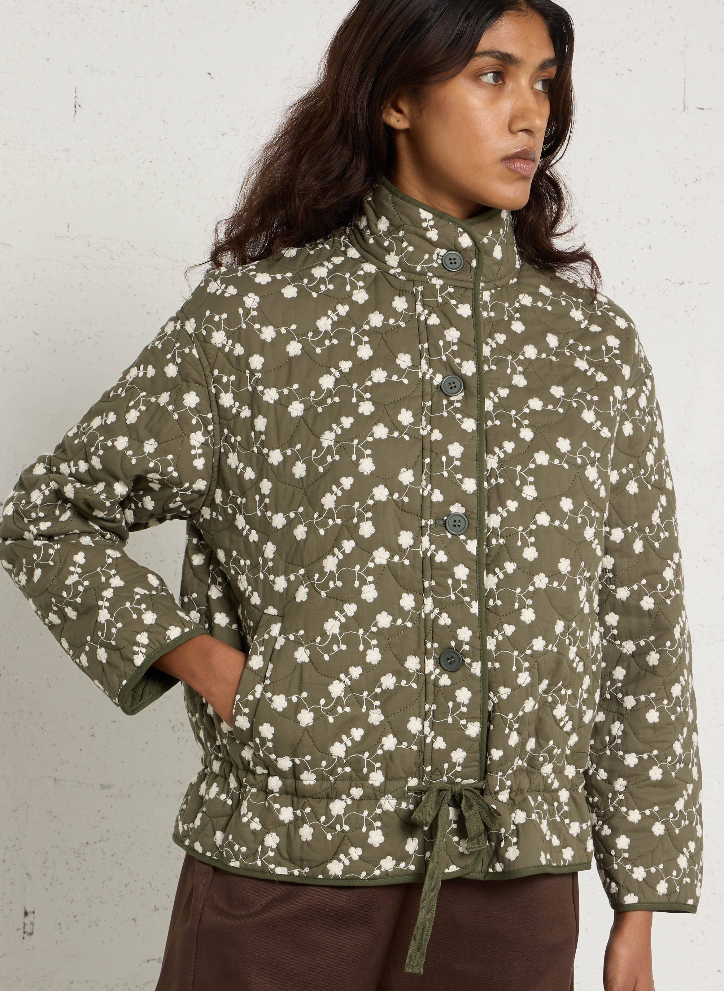 Gerade geschnittene Jacke mit Stehkragen und Stickerei THE KORNER Khaki