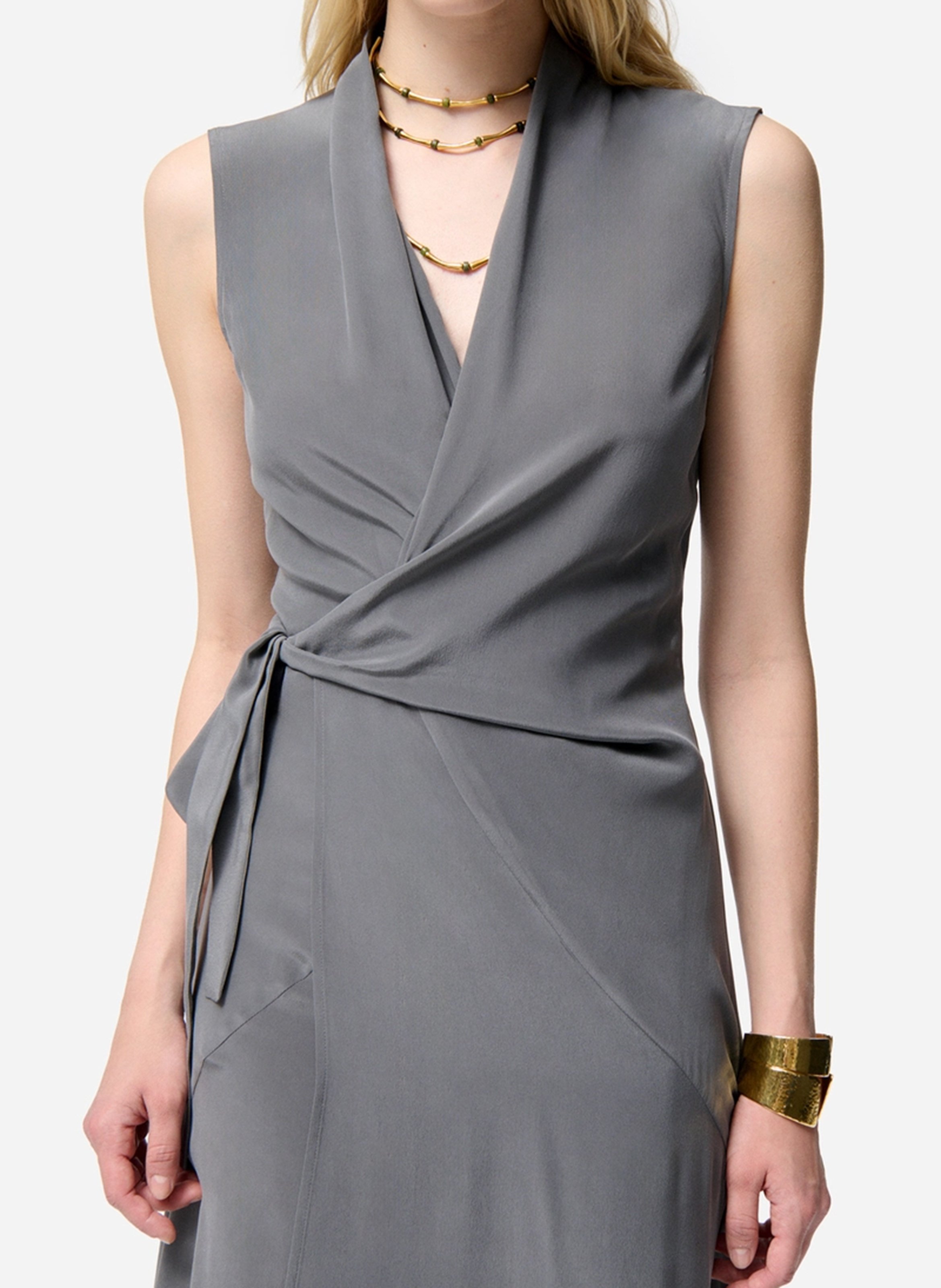 Robe longue portefeuille sans manches en soie Gris