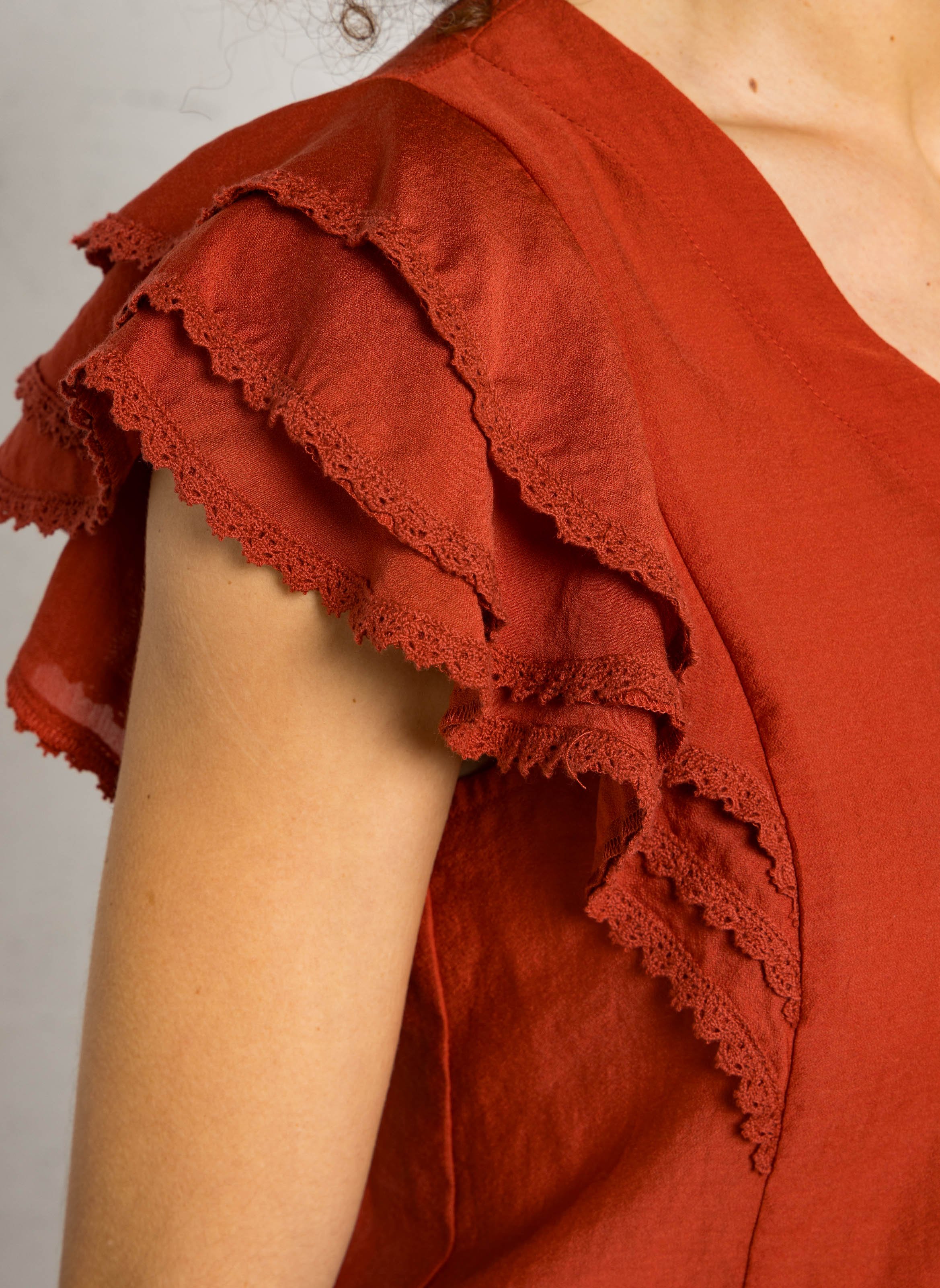 Top droit col V THE KORNER Rouge