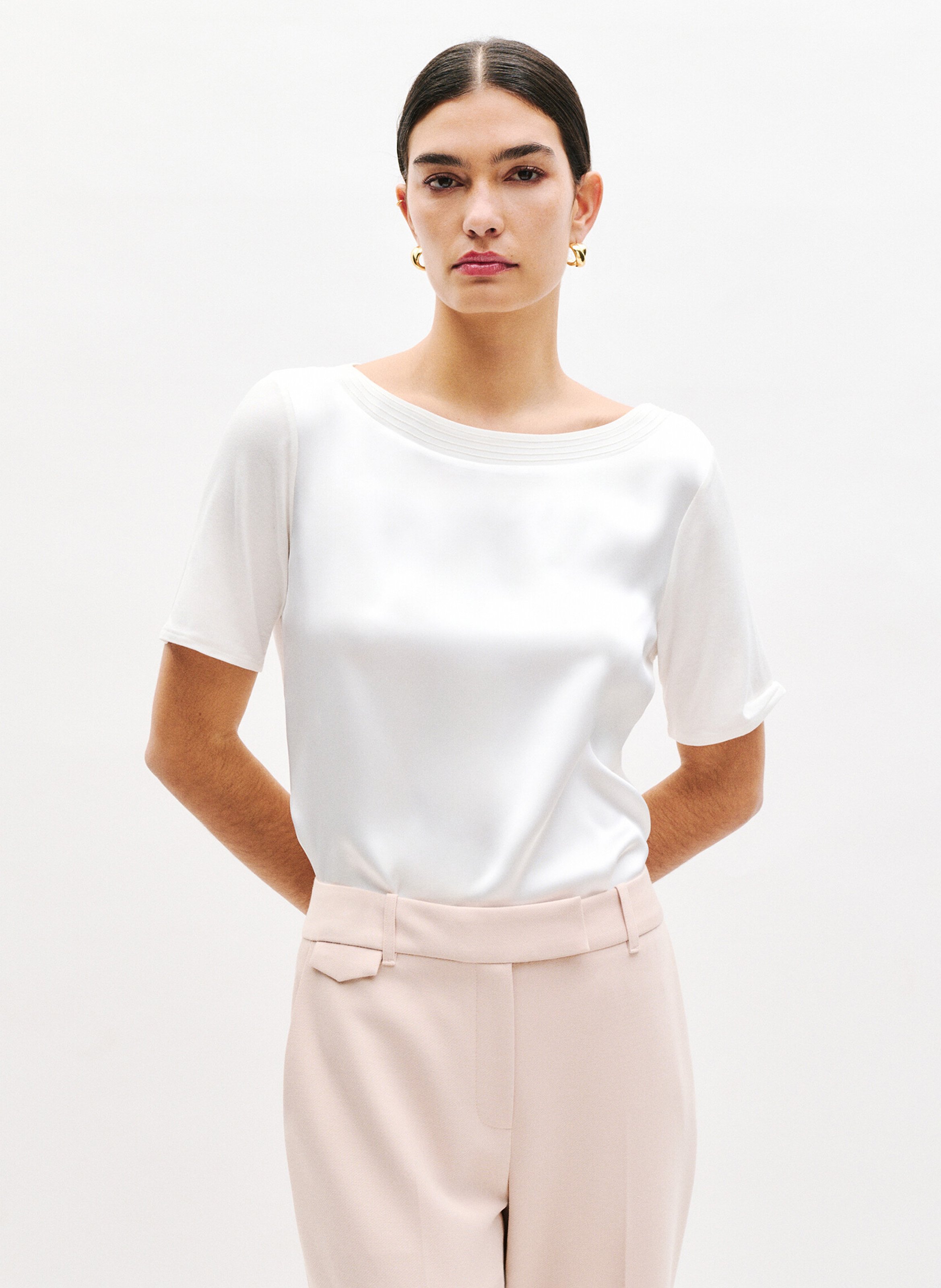 Gerader, fließender T-Shirt mit Rundhalsausschnitt CAROLL Beige