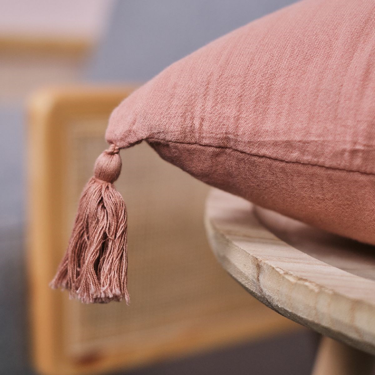Removable pom-pom cushion in cotton gauze TODAY LINGE DE MAISON Pink