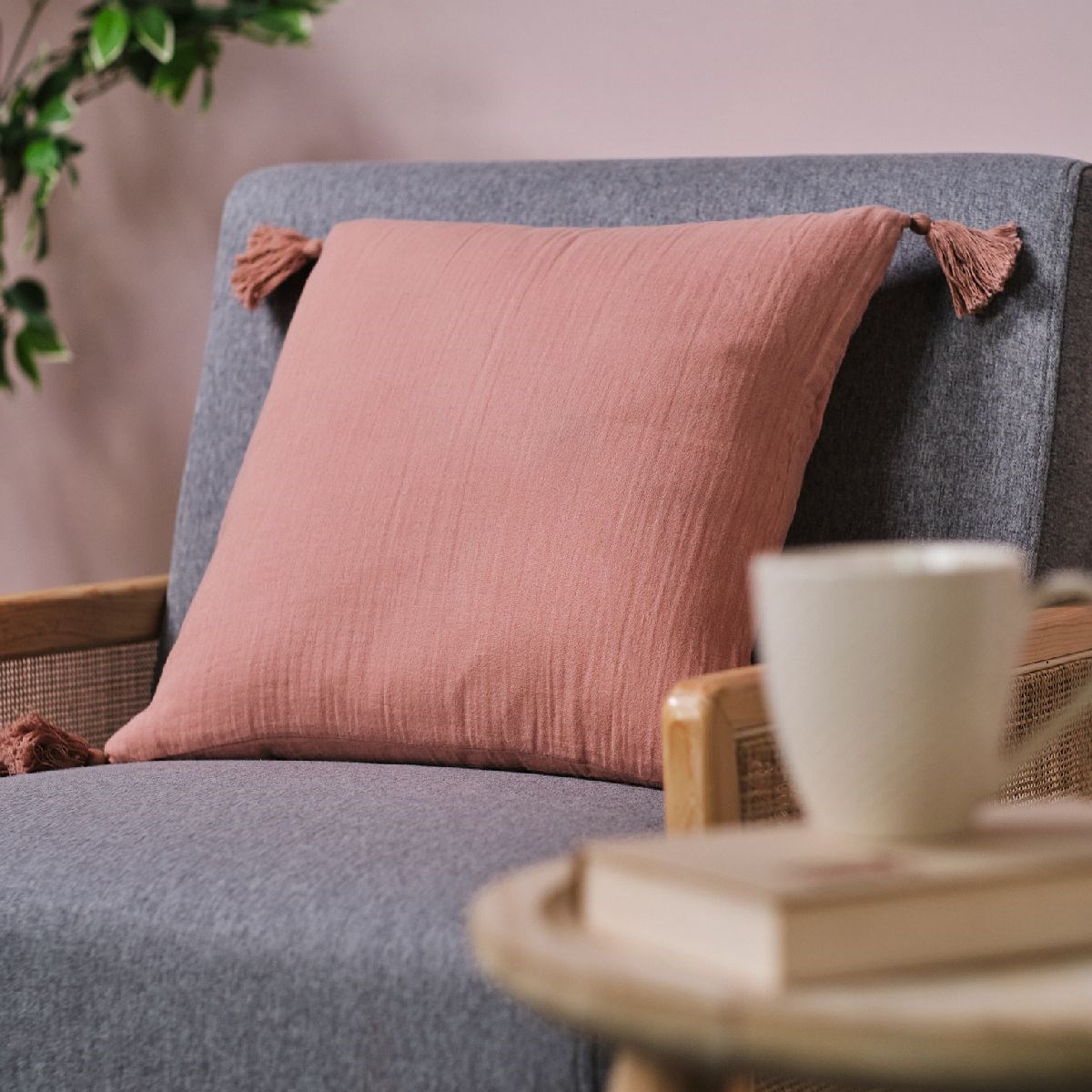 Removable pom-pom cushion in cotton gauze TODAY LINGE DE MAISON Pink