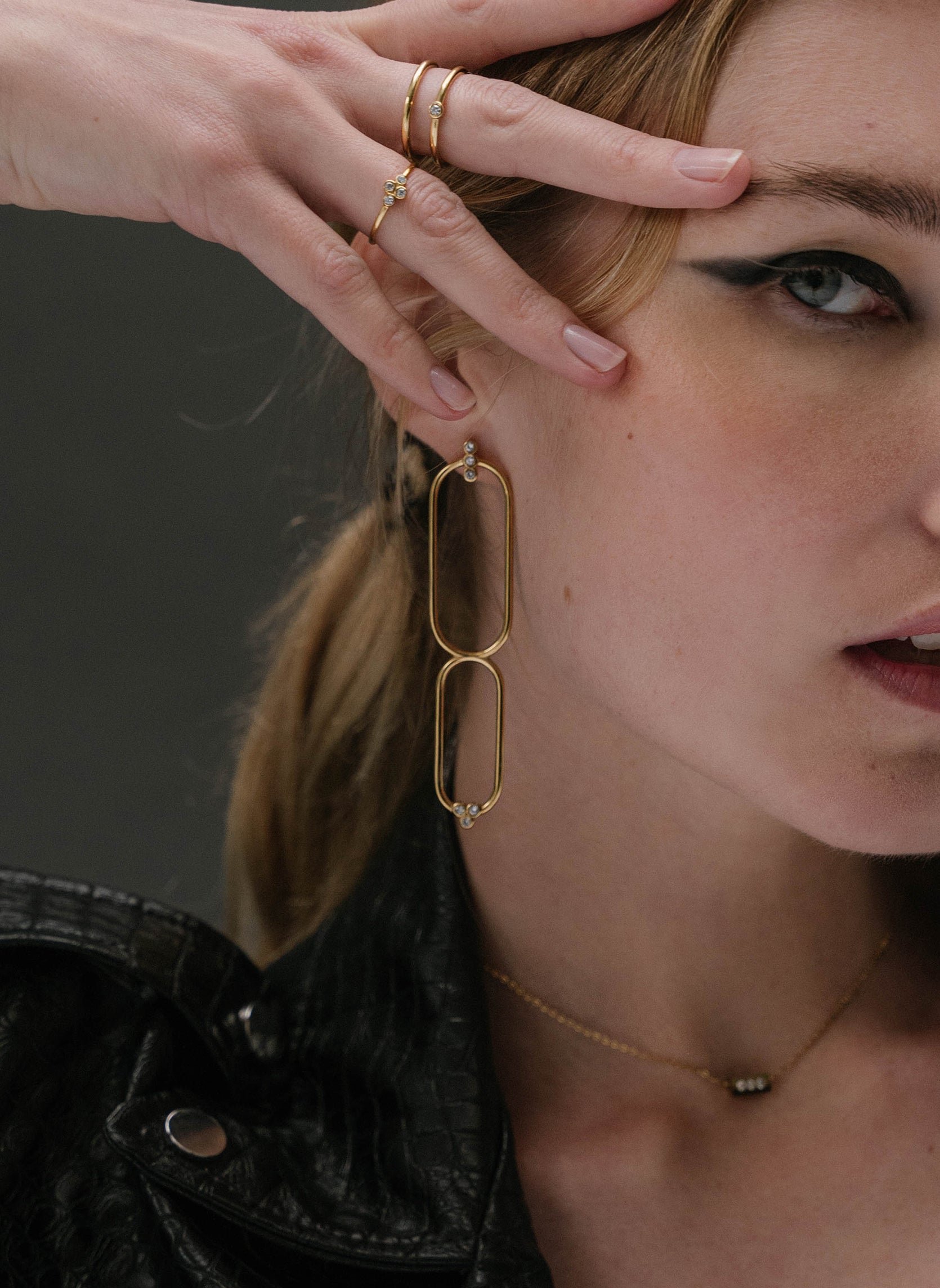 Prometheus hanging earrings AEC Paris White