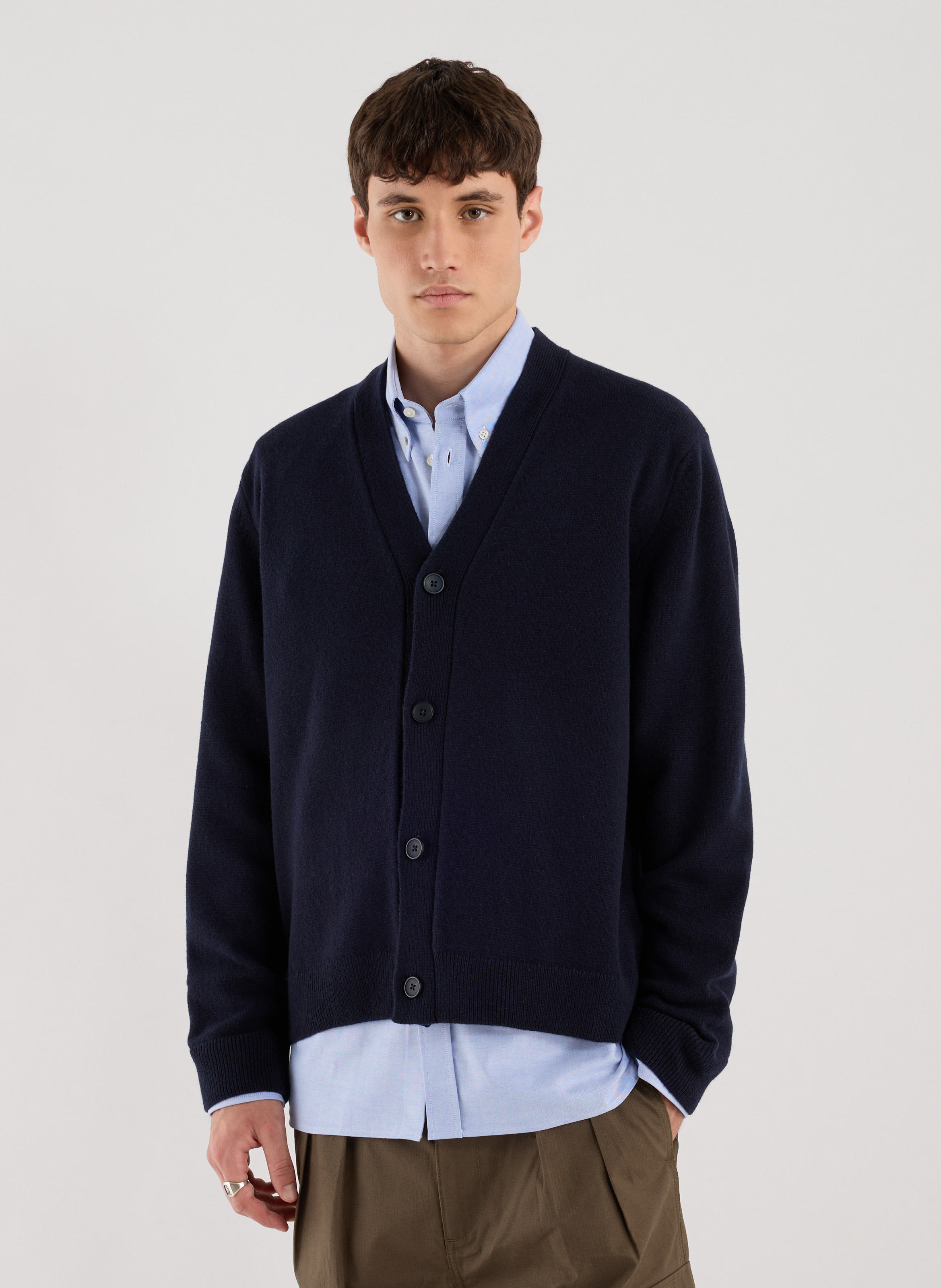 Einfarbiger V-Ausschnitt-Cardigan aus Wolle SAISON 1865