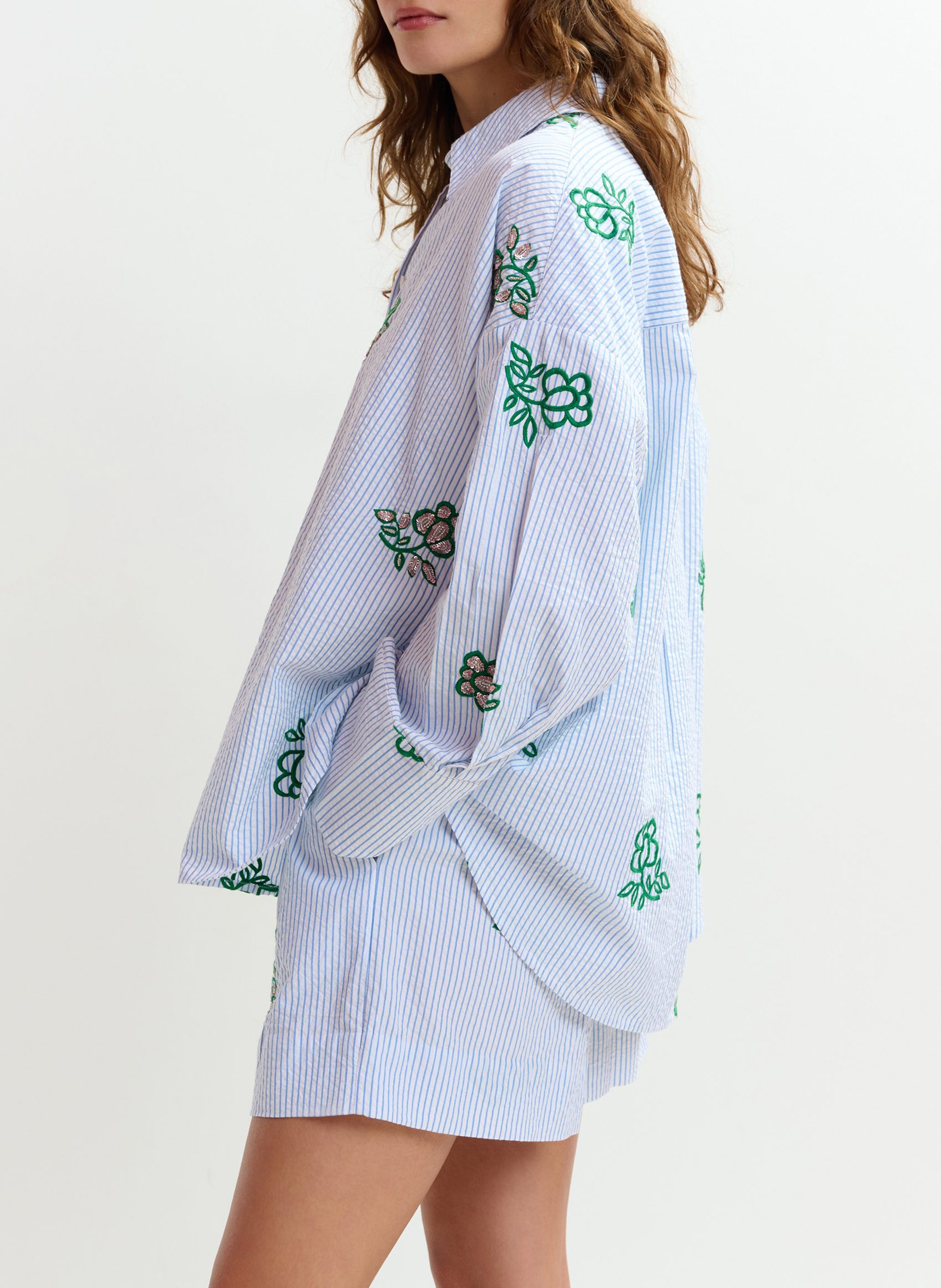 <p>Short with fine stripes and embroideries</p> ESSENTIEL ANTWERP White