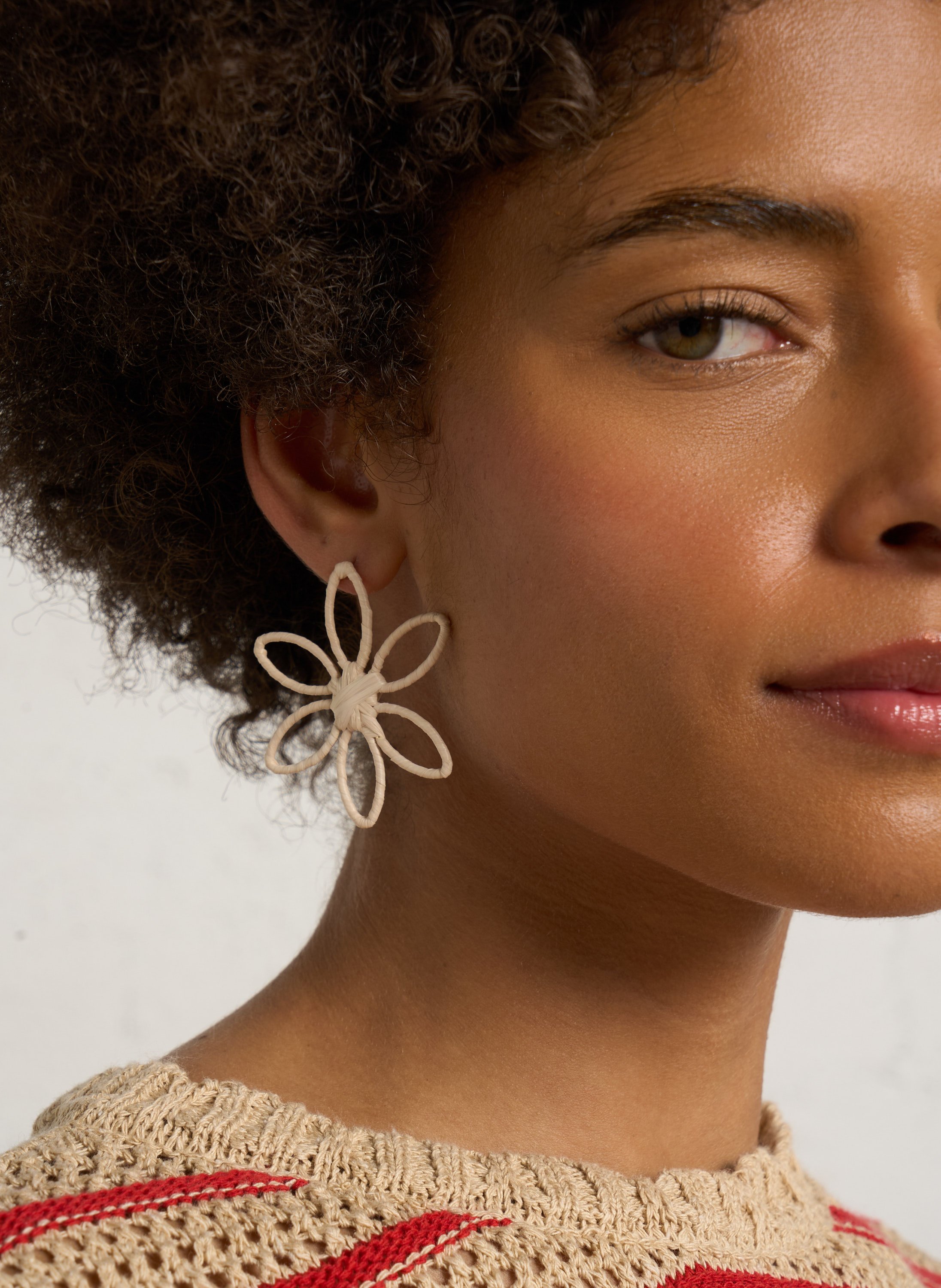 Ohrringe mit Blumen aus Raffia FEEKA Beige