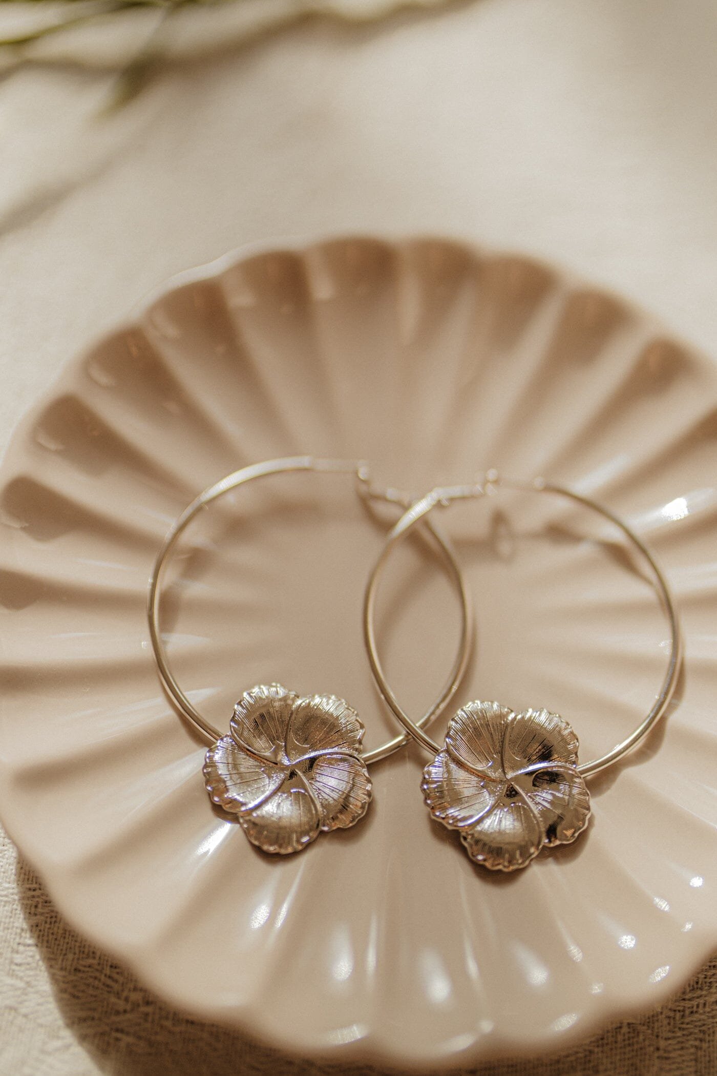 Flower-shaped gold-plated hoop earrings Silver