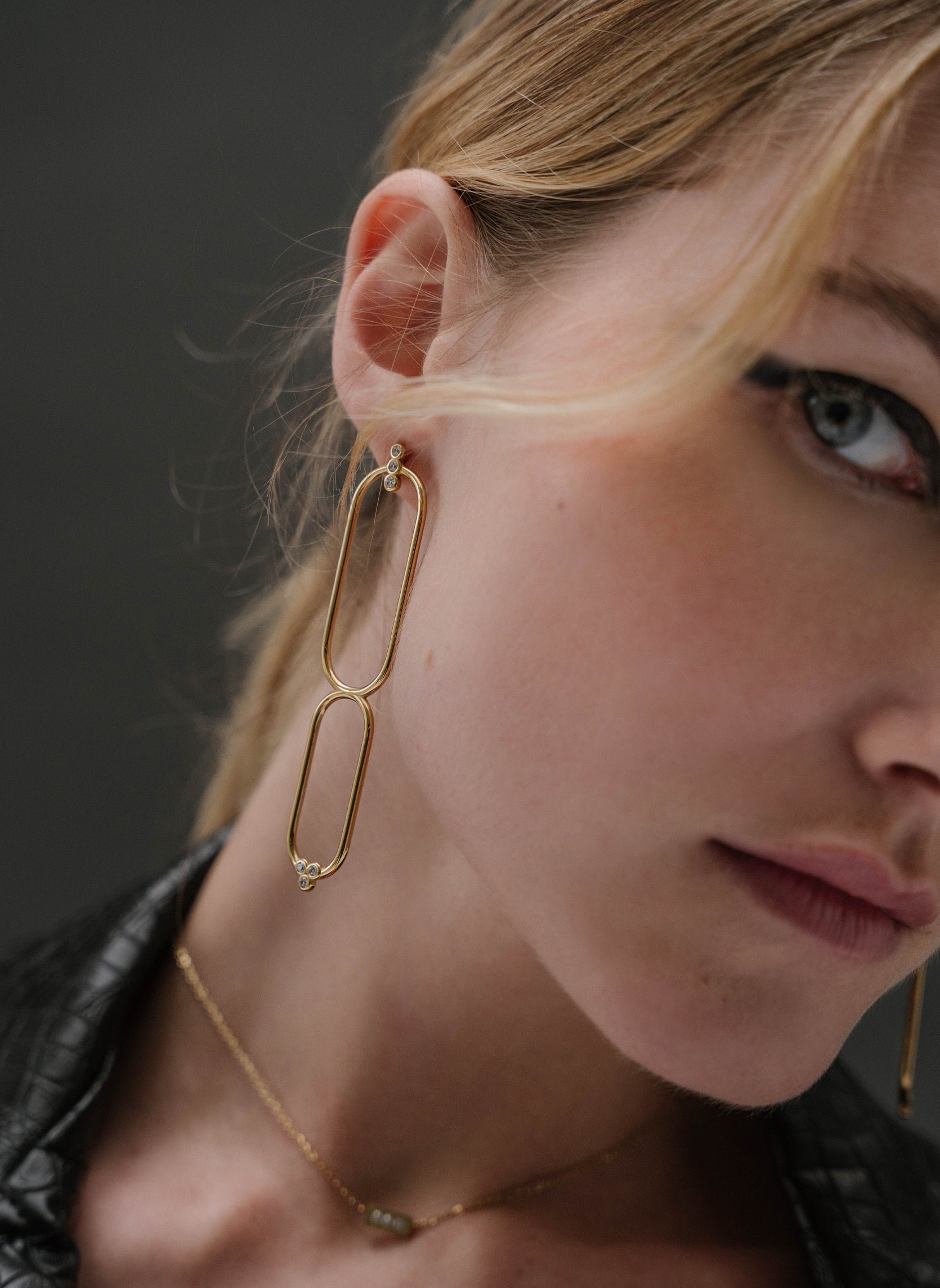 Prometheus hanging earrings AEC Paris White