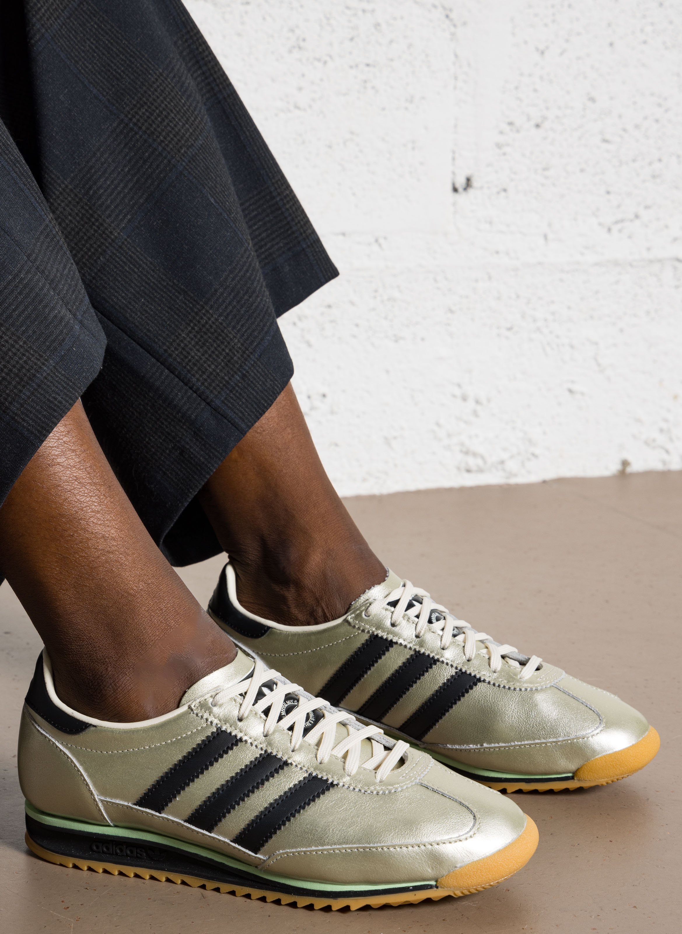 Baskets basses en cuir métallisé ADIDAS Argent