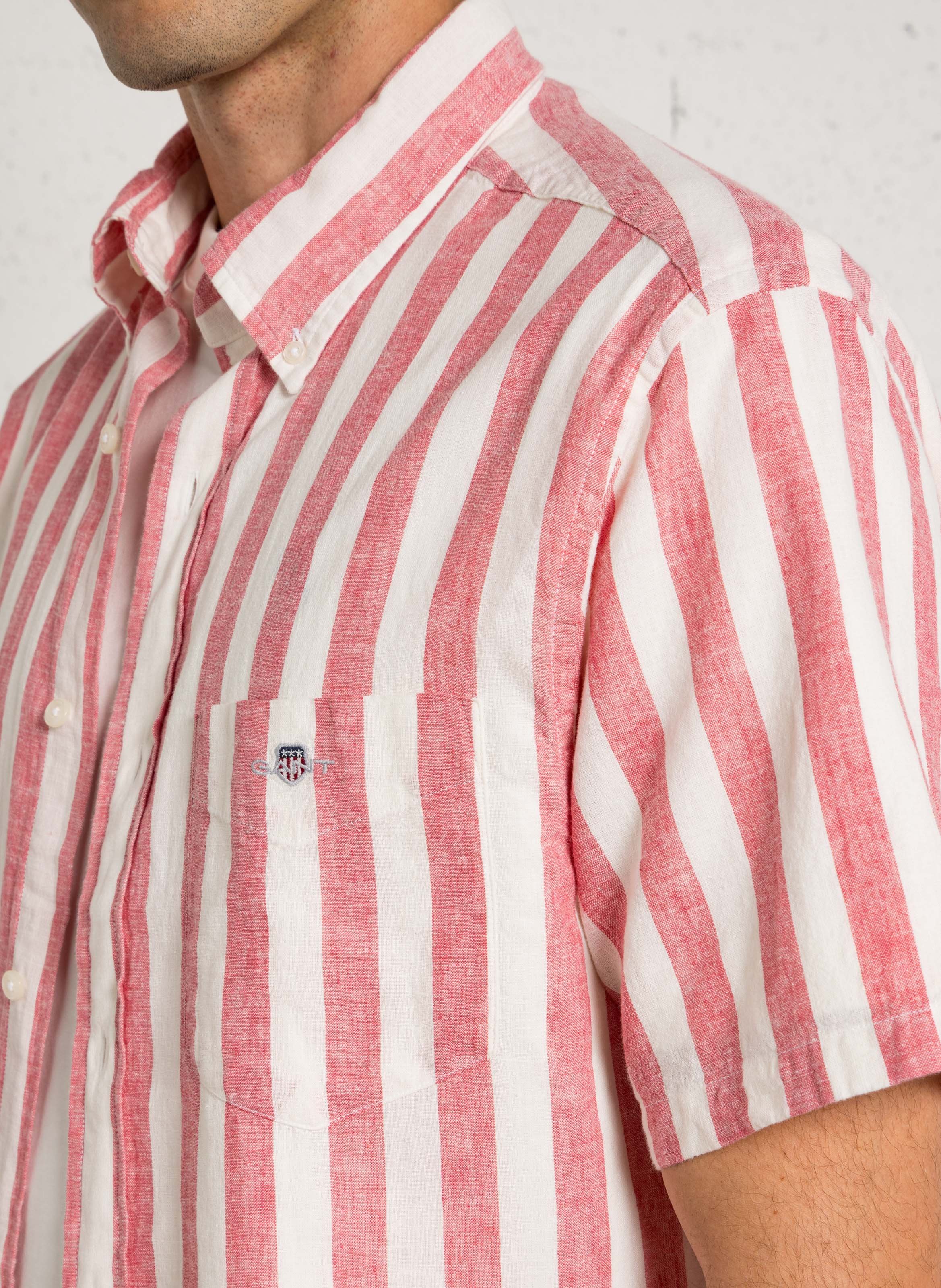 Regular-fit shirt with American collar, striped in linen and cotton GANT Pink