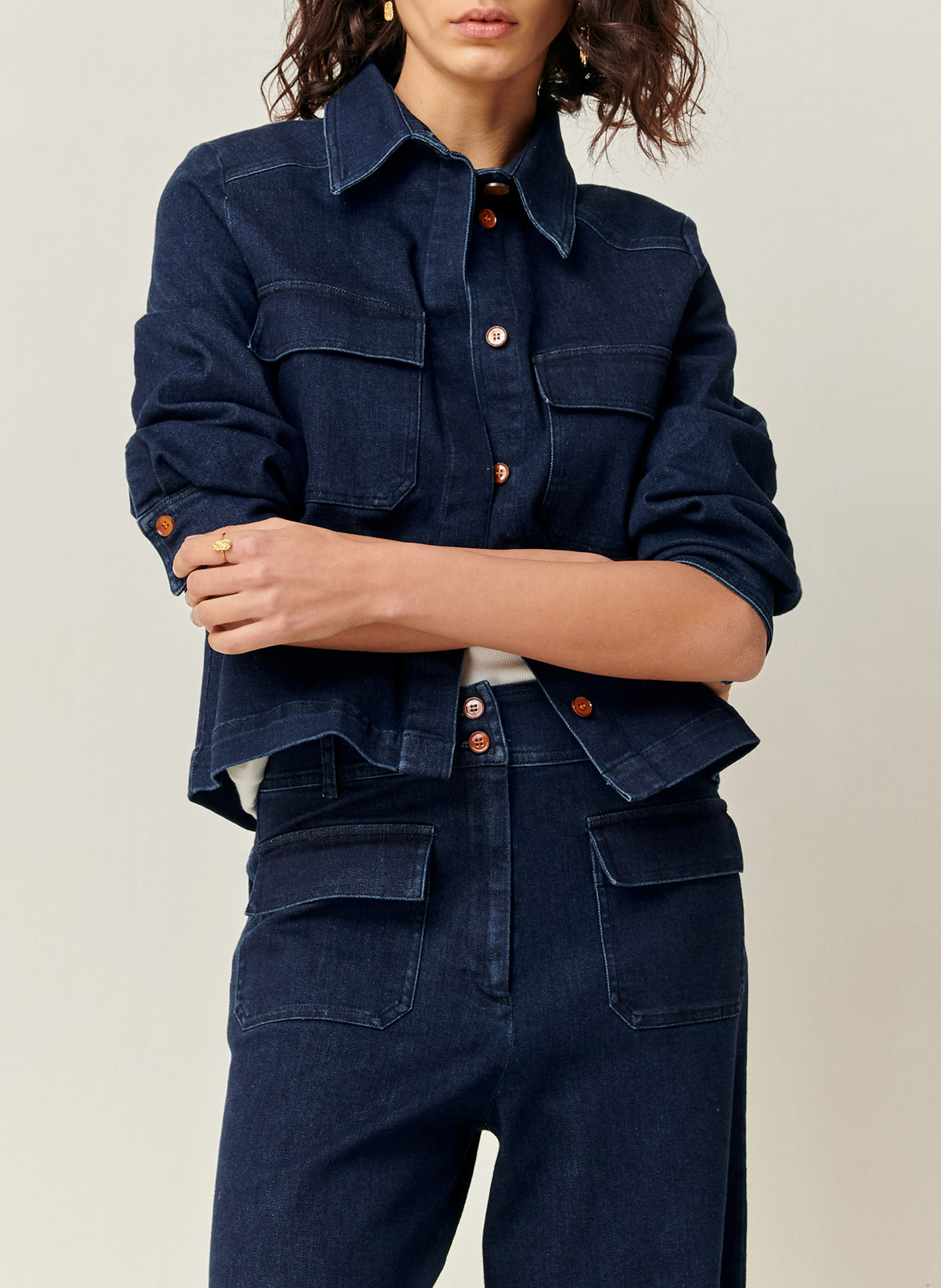 Gerade geschnittene Kurzjacke aus leichtem Baumwolldenim SESSUN Blau