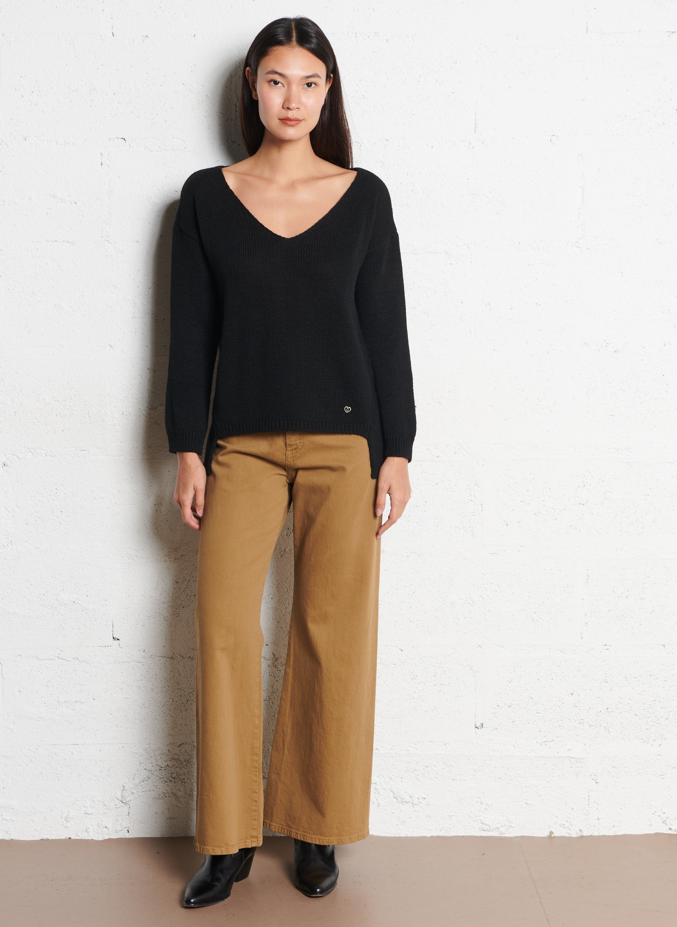 Pull V ample asymétrique uni PLEASE Noir