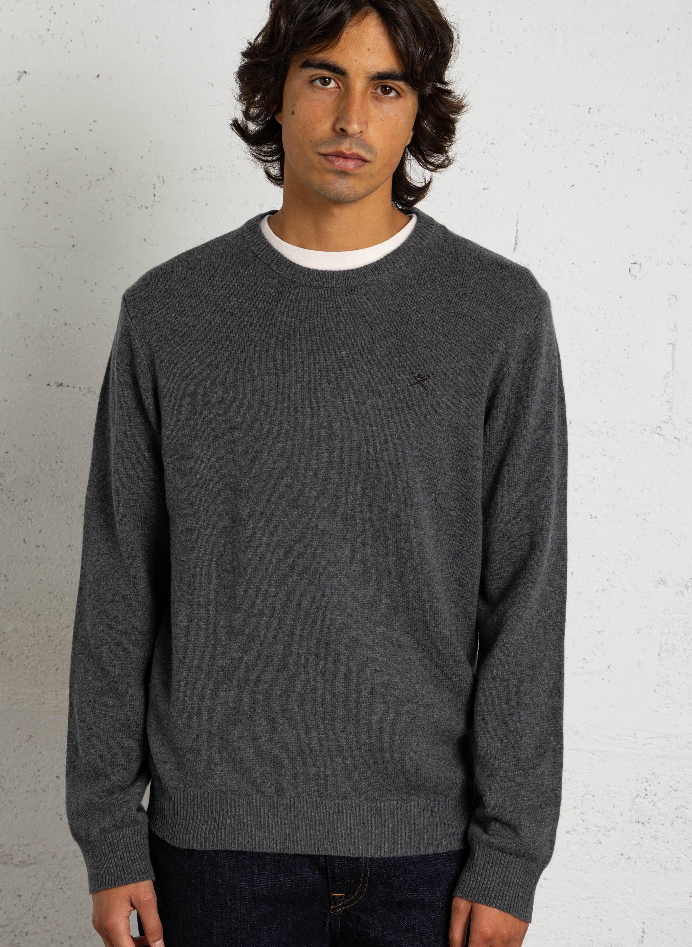 Gerader Rundhalsausschnitt-Pullover aus bestickter Wolle. HACKETT Grau