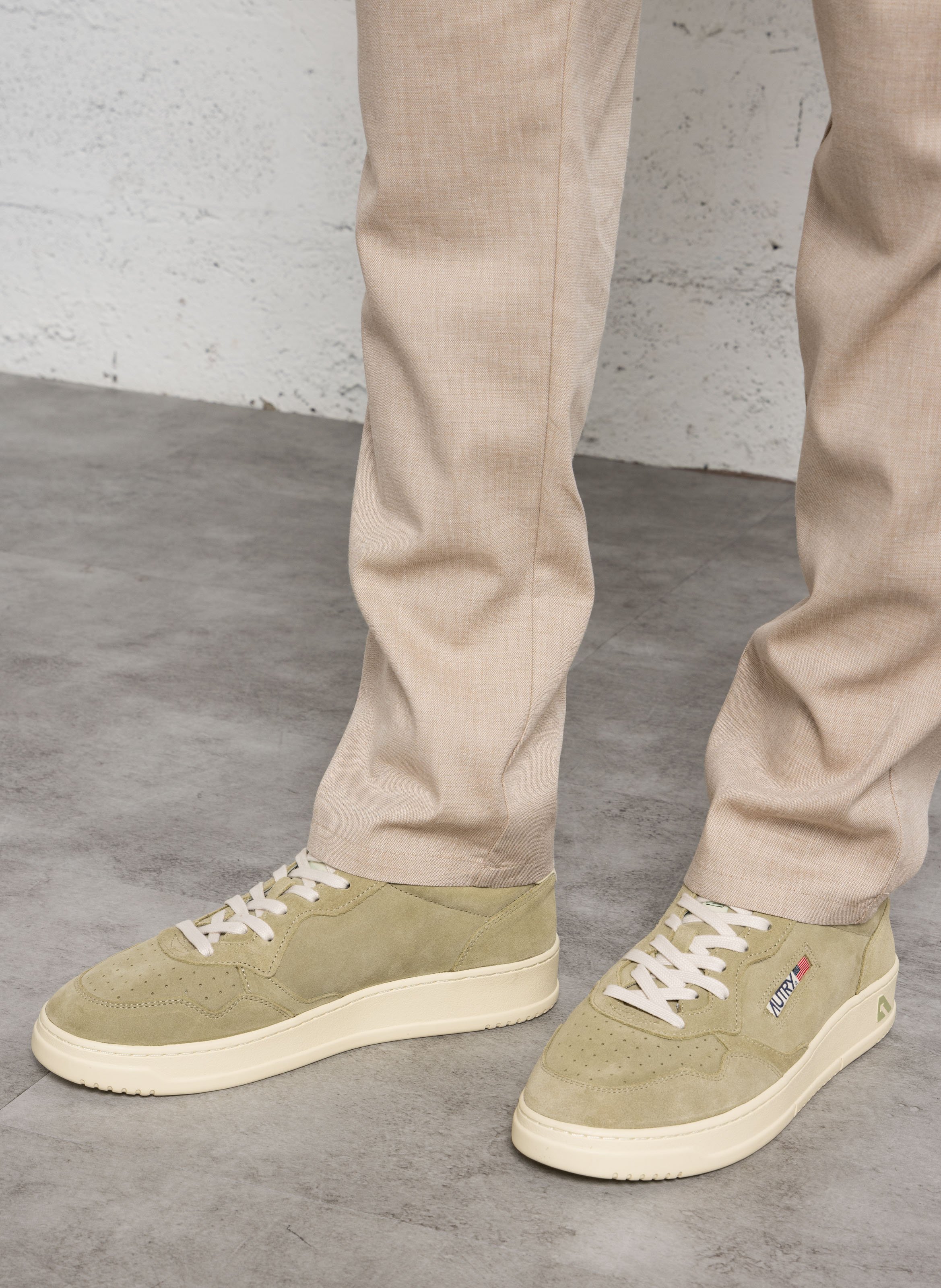 Niedrige Sneaker aus Veloursleder AUTRY Grun