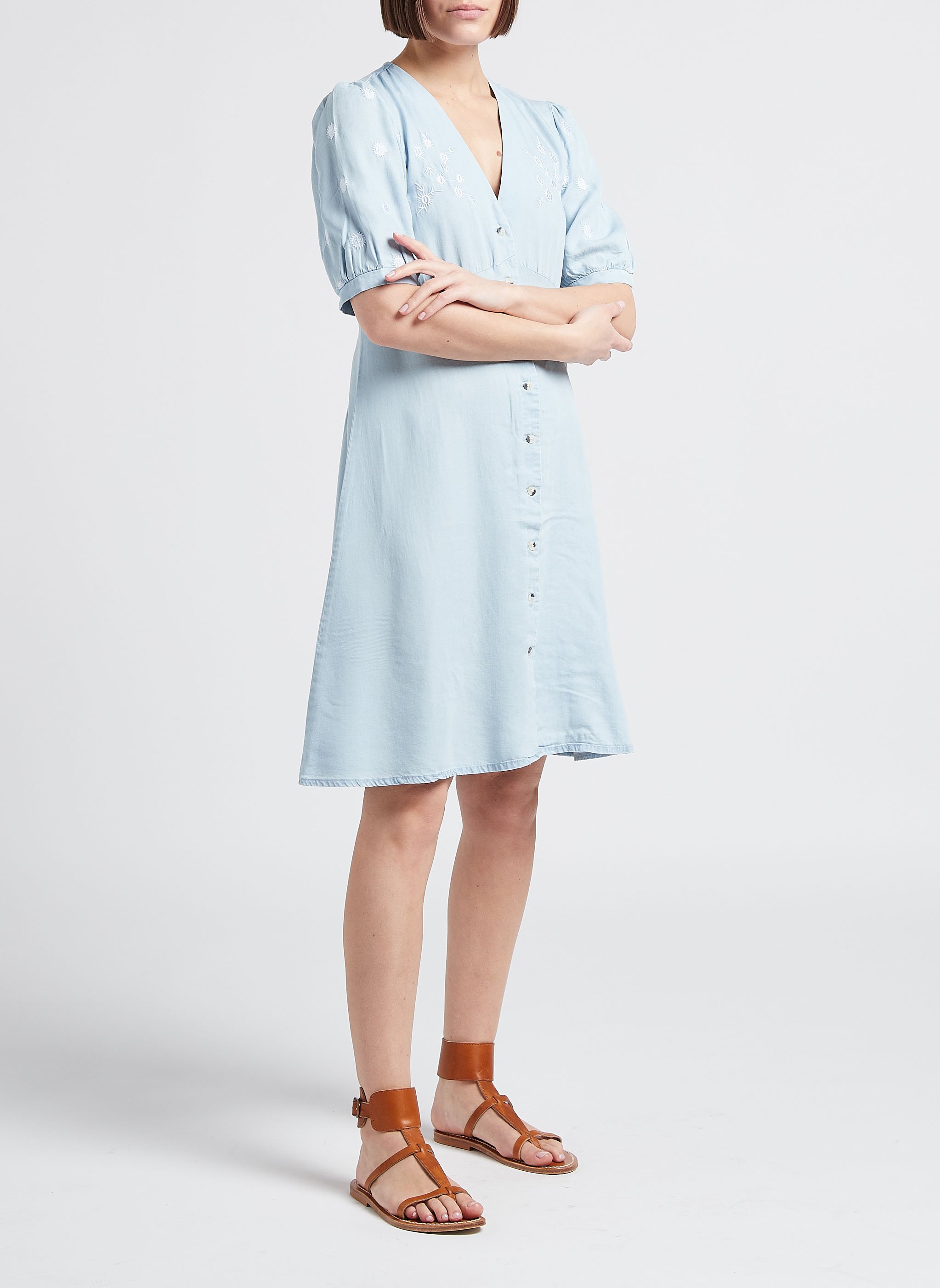 Short V-neck dress with embroidered pattern PIECES Blue