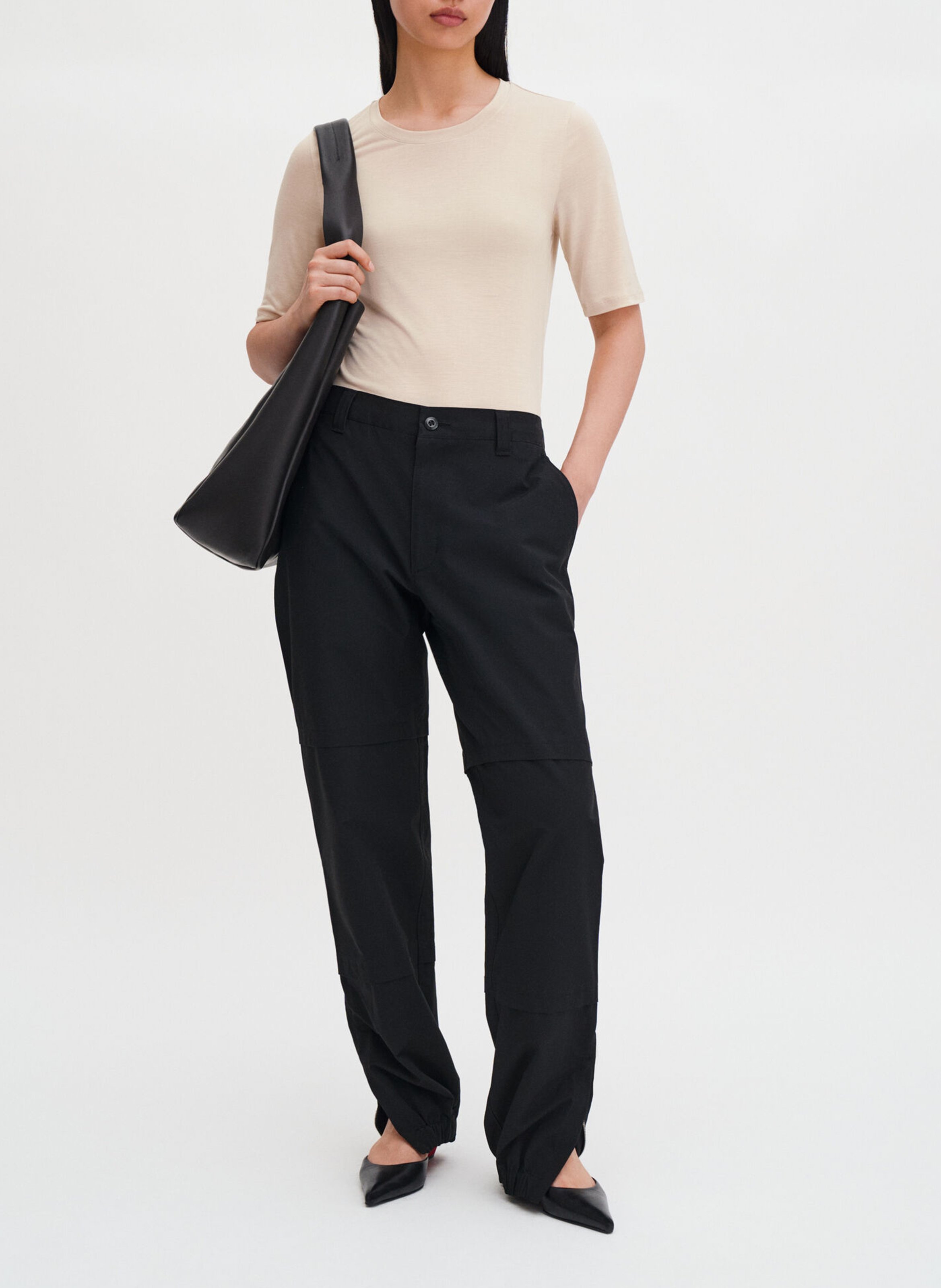 Aansluitend T-shirt met ronde hals in effen kleur. FILIPPA K Beige