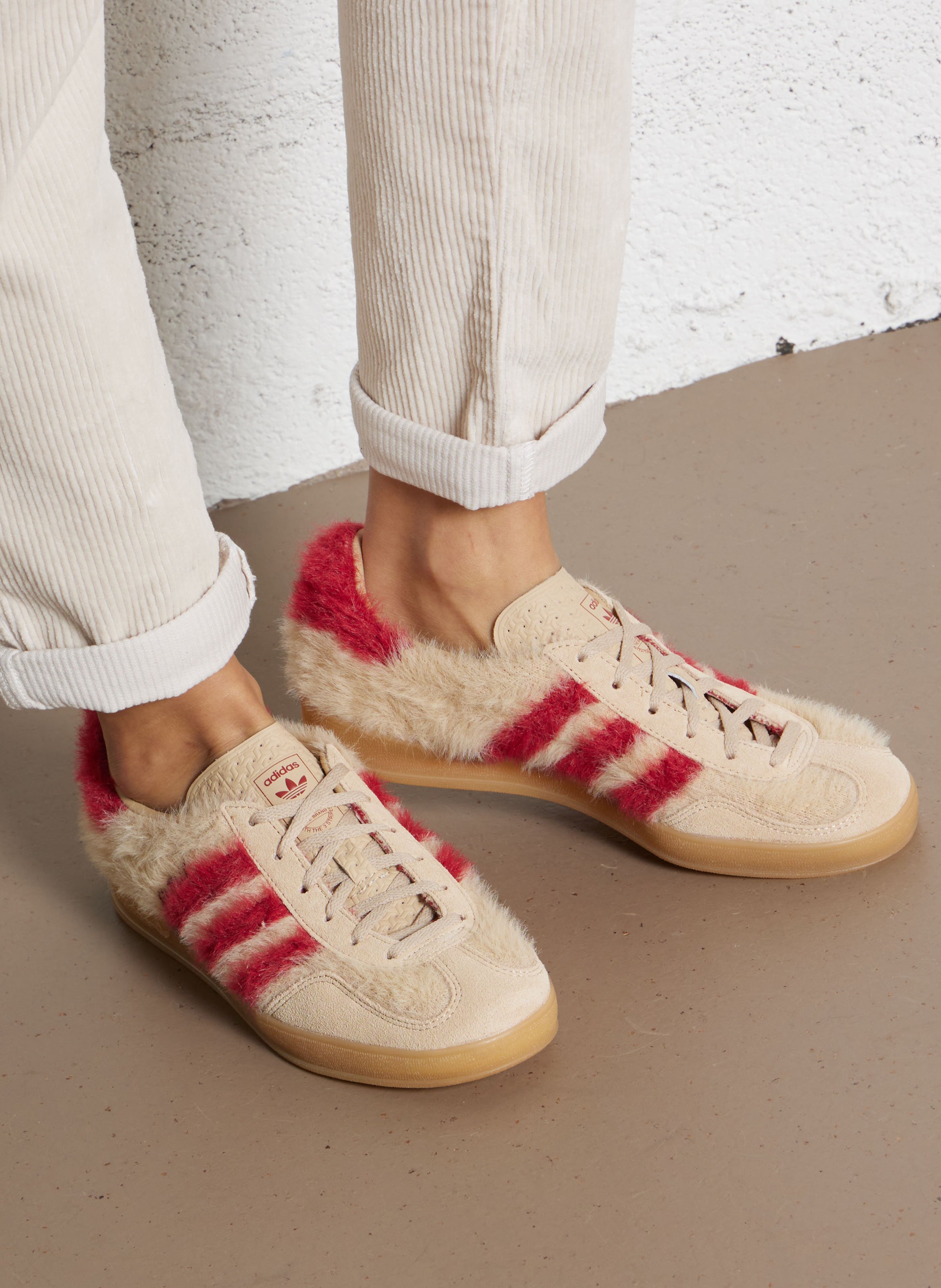 Baskets basses duveteuses en cuir ADIDAS Beige