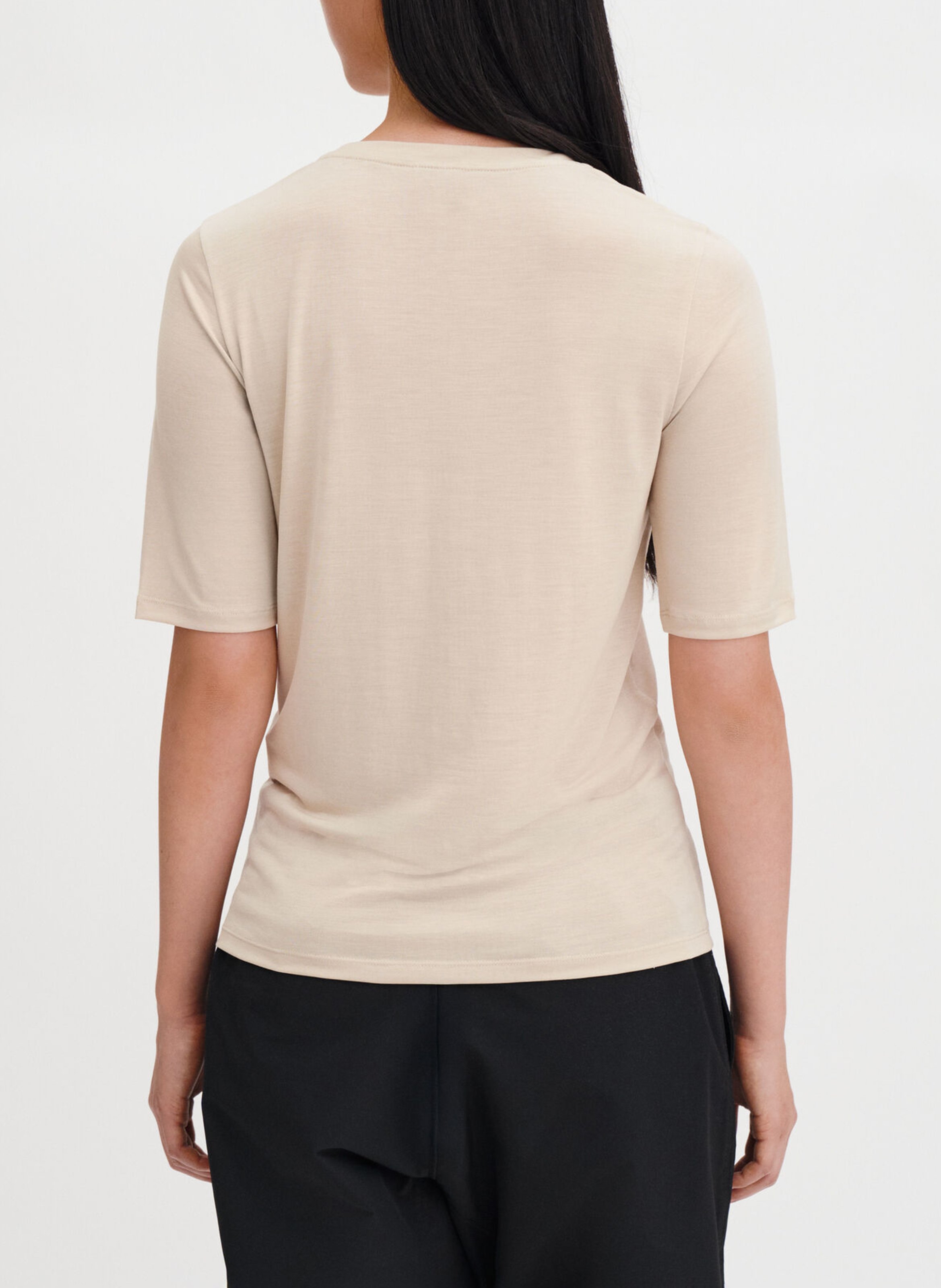 Aansluitend T-shirt met ronde hals in effen kleur. FILIPPA K Beige