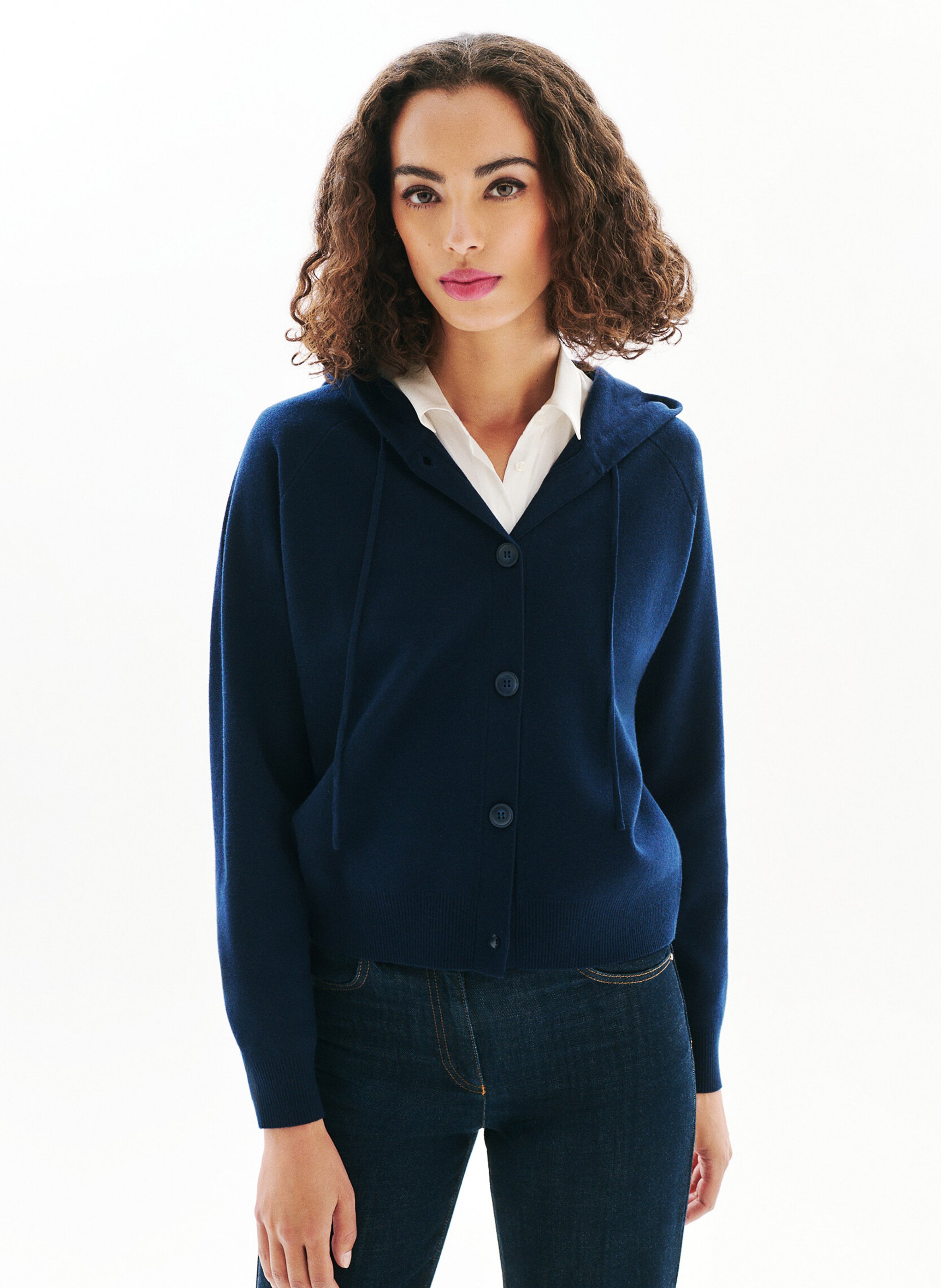 Recht vest met knopen en capuchon. CAROLL Blauw