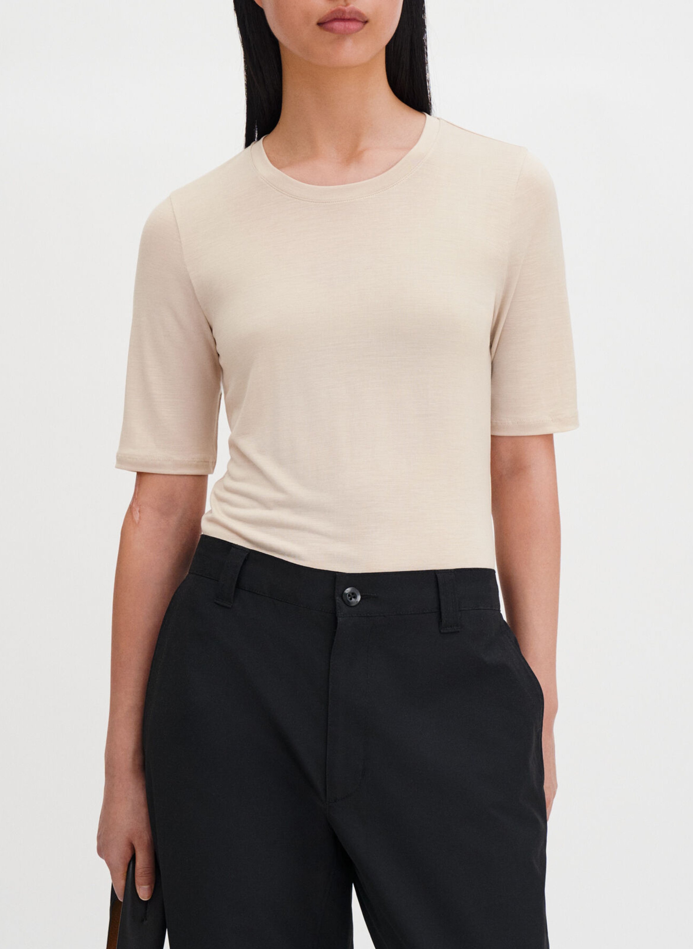 Aansluitend T-shirt met ronde hals in effen kleur. FILIPPA K Beige
