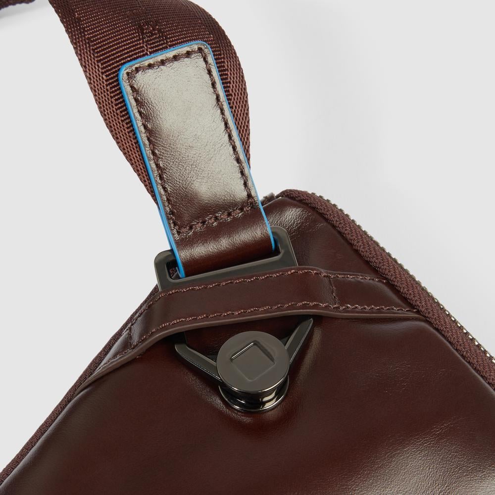 Flat expandable bum bag with repositionable shoulder strap attachments and pocket for airpods® PIQUADRO Brown