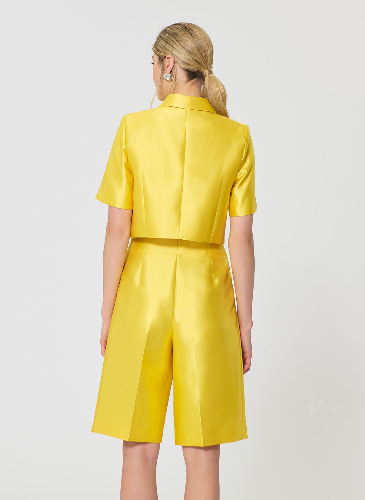 Veste courte manches courtes en satin TARA JARMON Jaune