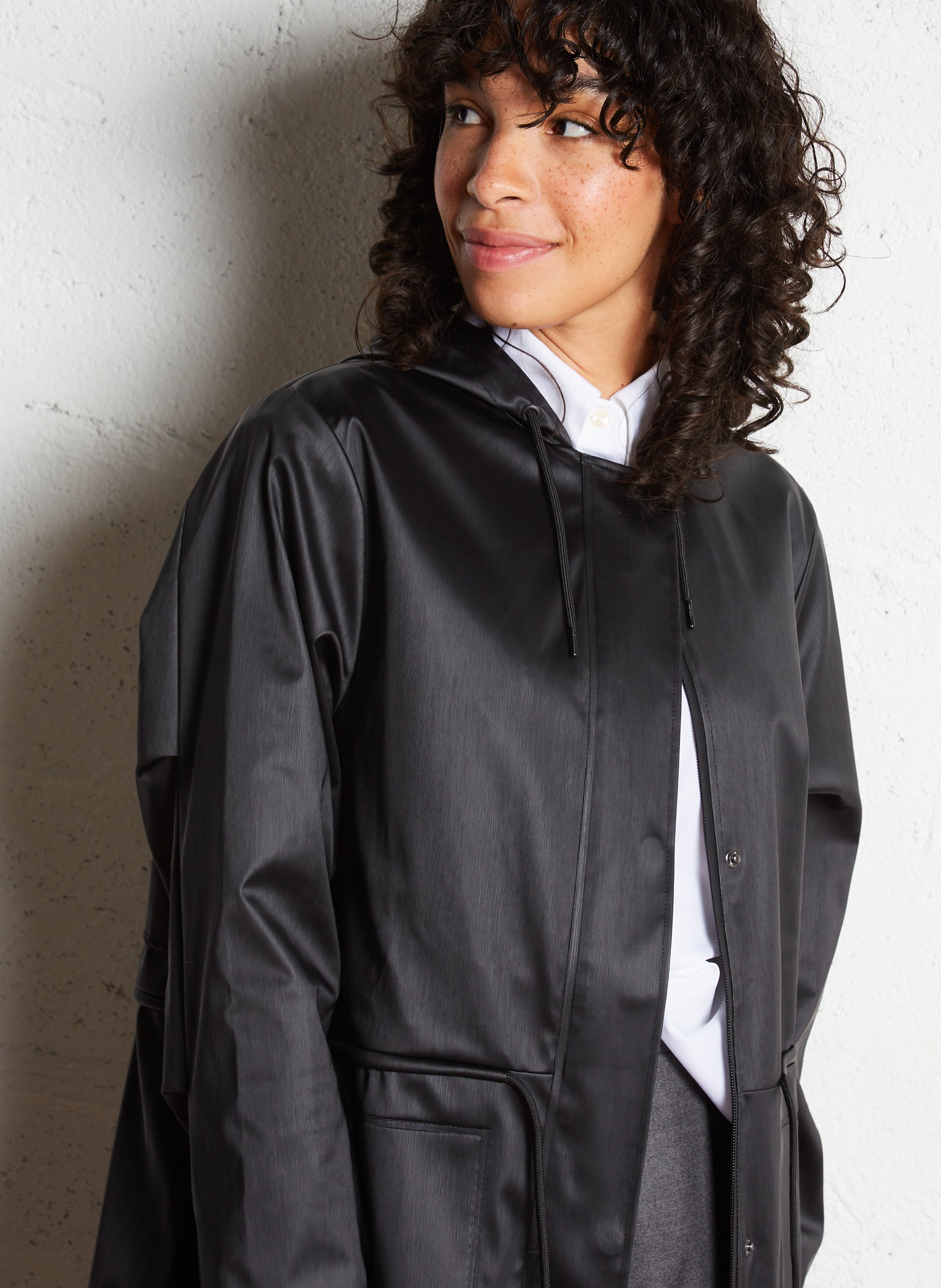 Imperméable droit col rond à capuche RAINS Noir