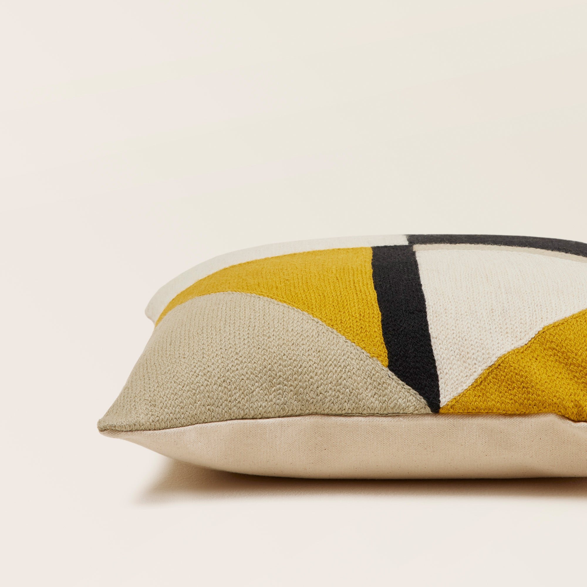 TRIAGO - Cotton cushion cover MADURA Yellow