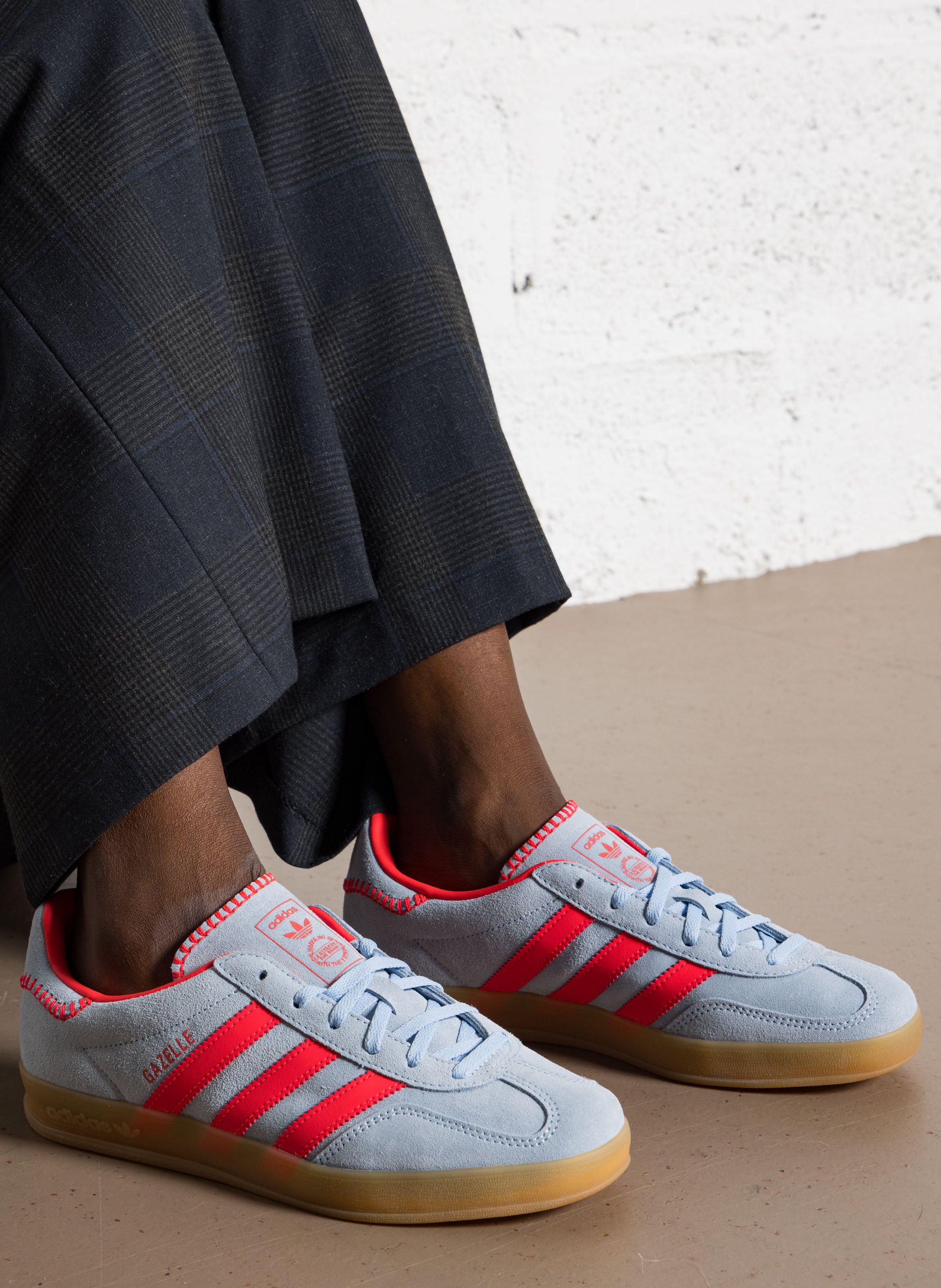 Bskets basses daim ADIDAS Rouge