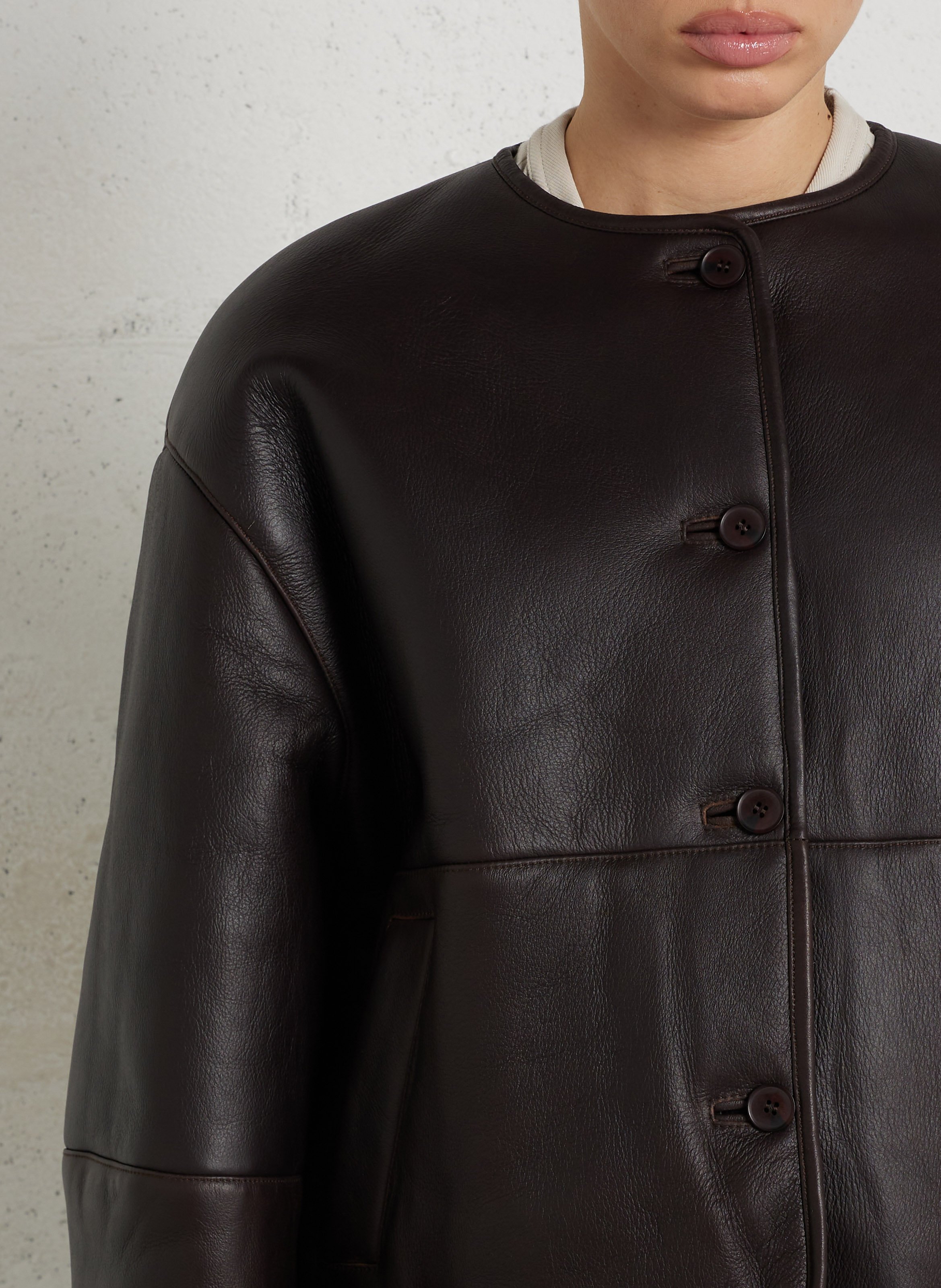 Ronde leren mantel in effen kleur. SOEUR Bruin