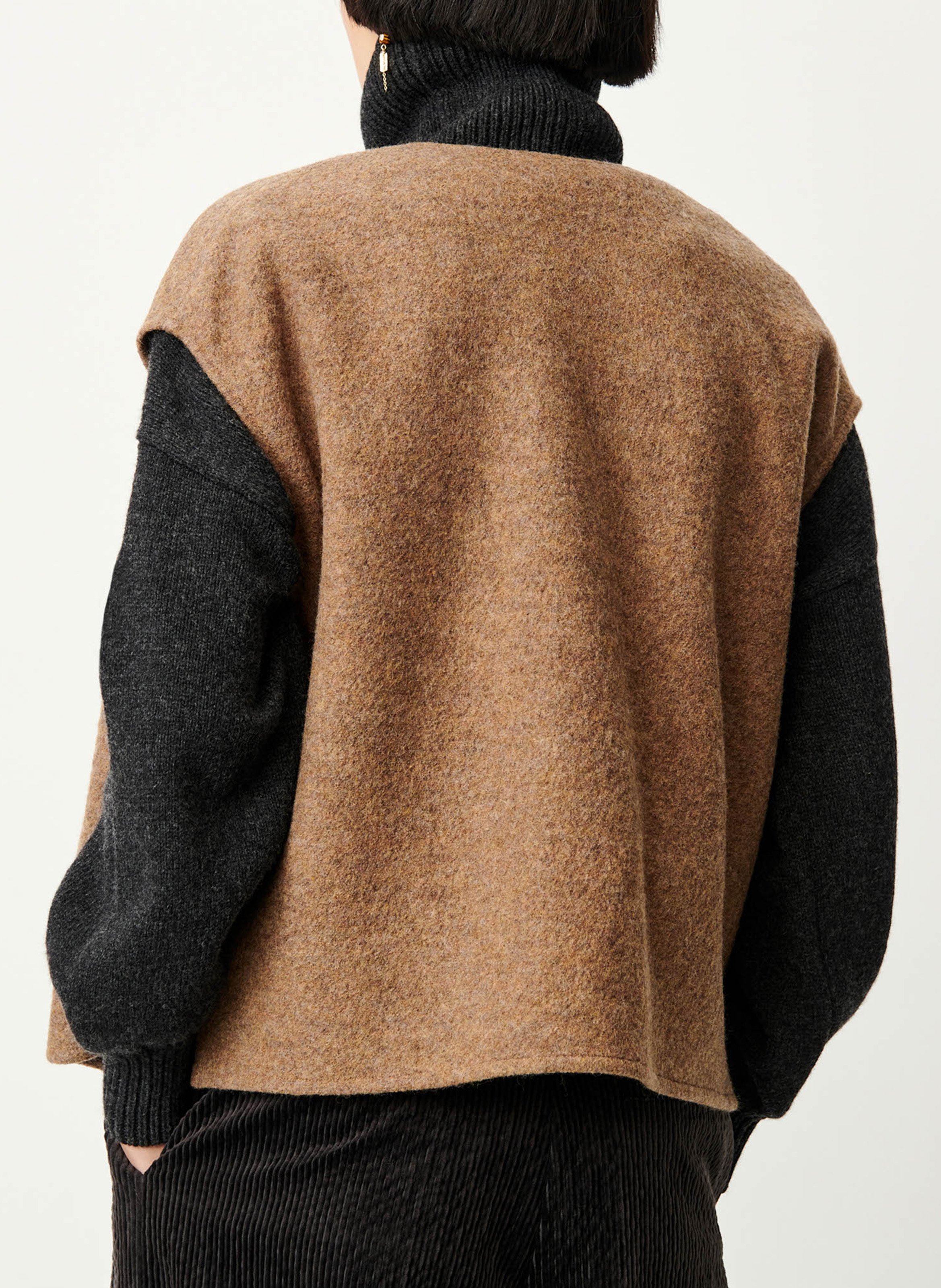 Gerade geschnittene Wollstrickjacke mit Rundhalskragen SESSUN Beige