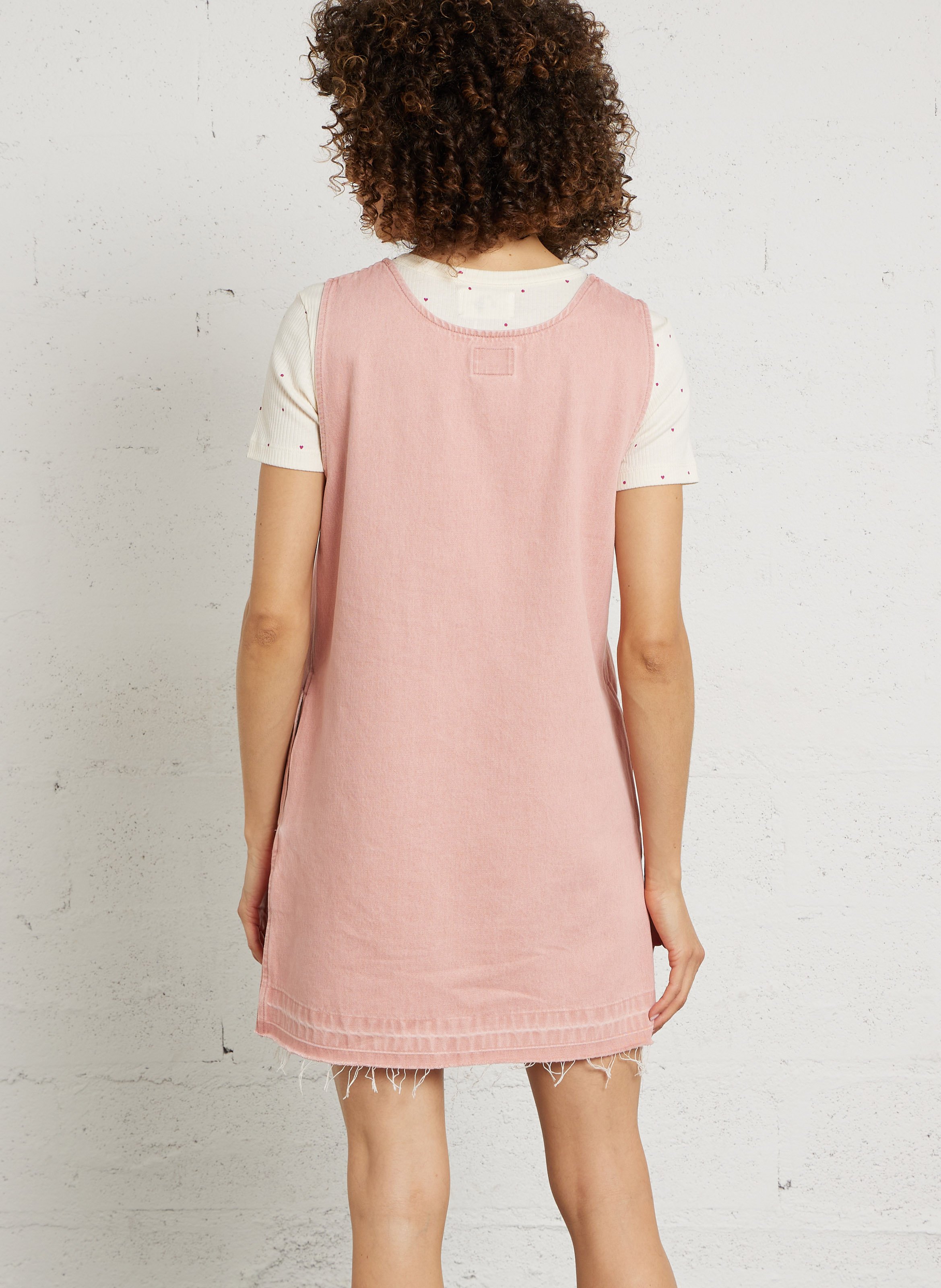 - Smalle strikschouderbandjes - Racerback - Wijd model - Fronsjes- 100% katoen- Gevoerd- Ruglengte: 94 cm. BELLEROSE Roze