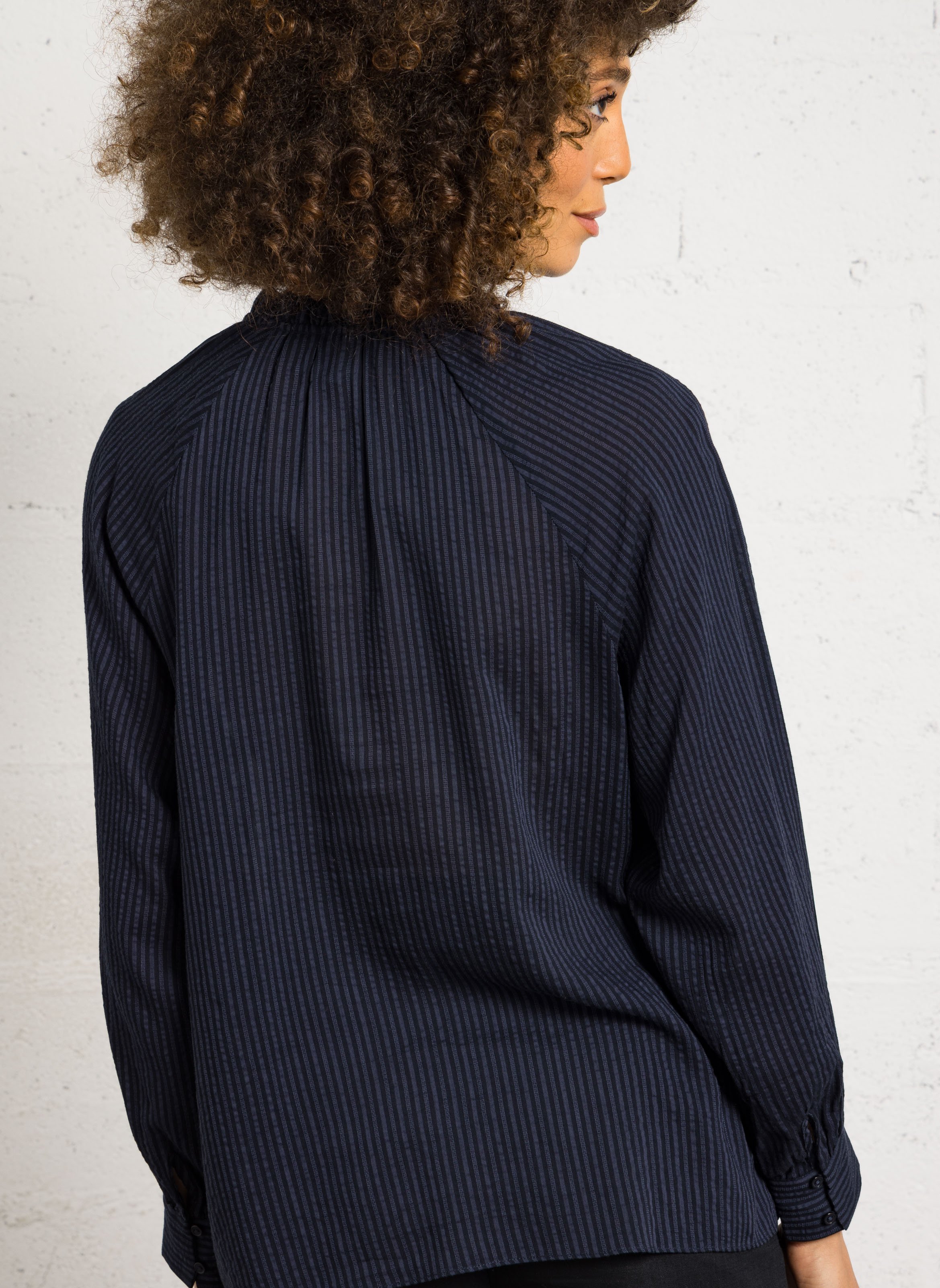 Weites Blusenoberteil mit viktorianischem Kragen und Streifen SUD EXPRESS Blau