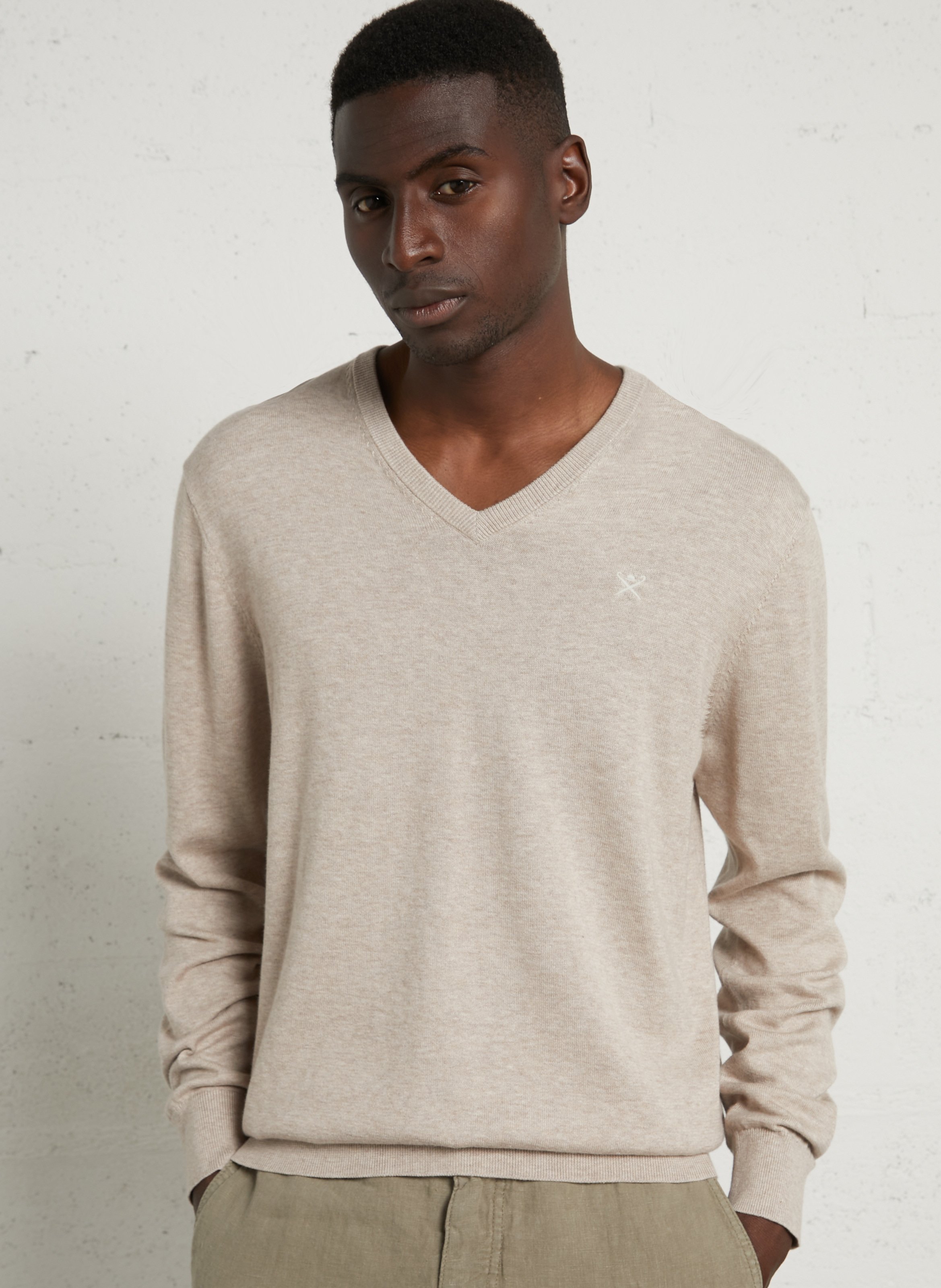 Pull droit col V brodé en coton HACKETT
